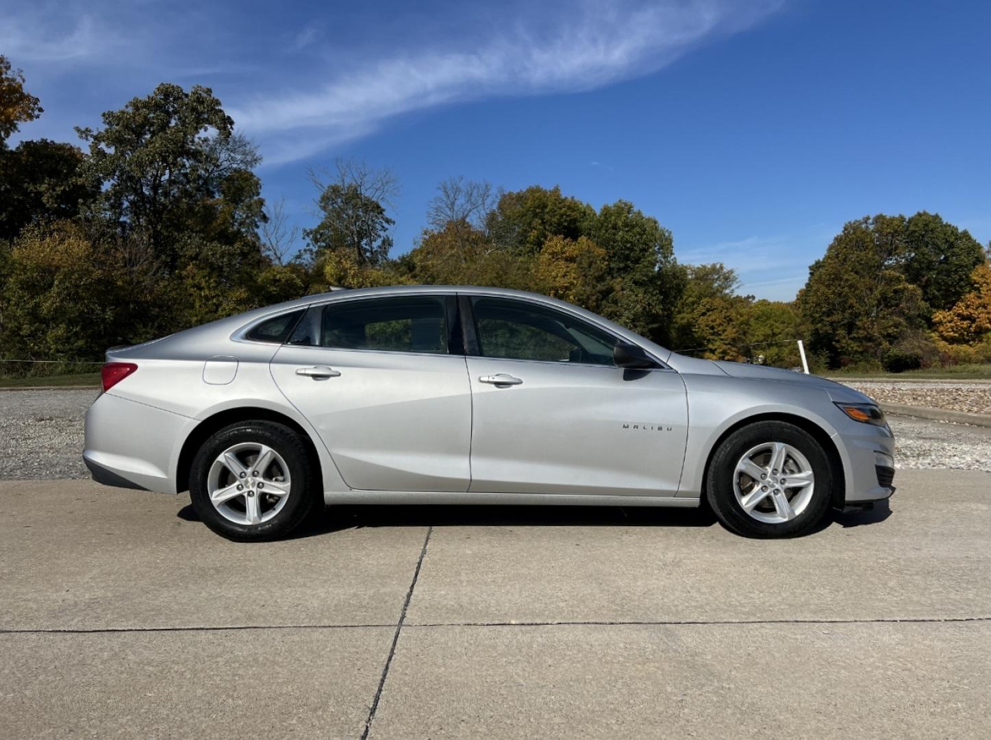 2019 SILVER /Black Cloth Chevrolet Malibu LS (1G1ZC5ST8KF) with an 1.5L 4 Cyl. engine, Automatic transmission, located at 2990 Old Orchard Rd., Jackson, MO, 63755, 37.354214, -89.612106 - 2019 Chevrolet Malibu LS 1-Owner 90xxx miles Front Wheel Drive 1.5L 4 Cyl. Automatic Backup Camera Bluetooth Cruise Power Windows/Locks/Mirrors We have financing available and we accept trades! Fill out a credit application on our website or come by today! If you have any questions, give - Photo#5