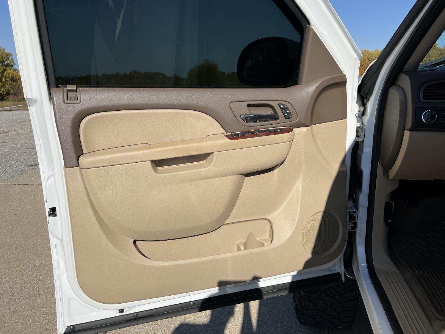 2011 WHITE /Tan Leather Chevrolet Silverado 1500 LTZ Crew Cab 4WD (3GCPKTE28BG) with an 6.2L V8 engine, Automatic transmission, located at 2990 Old Orchard Rd., Jackson, MO, 63755, 37.354214, -89.612106 - 2011 Chevrolet Silverado 1500 LTZ 152xxx miles 4x4 6.2L V8 Automatic Leather Power/Heated Seats Remote Start Cruise Power Windows/Locks/Mirrors We have financing available and we accept trades! Fill out a credit application on our website or come by today! If you have any questions, give - Photo#13