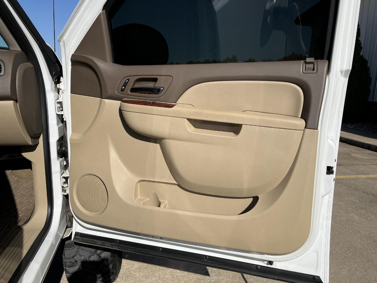 2011 WHITE /Tan Leather Chevrolet Silverado 1500 LTZ Crew Cab 4WD (3GCPKTE28BG) with an 6.2L V8 engine, Automatic transmission, located at 2990 Old Orchard Rd., Jackson, MO, 63755, 37.354214, -89.612106 - 2011 Chevrolet Silverado 1500 LTZ 152xxx miles 4x4 6.2L V8 Automatic Leather Power/Heated Seats Remote Start Cruise Power Windows/Locks/Mirrors We have financing available and we accept trades! Fill out a credit application on our website or come by today! If you have any questions, give - Photo#15