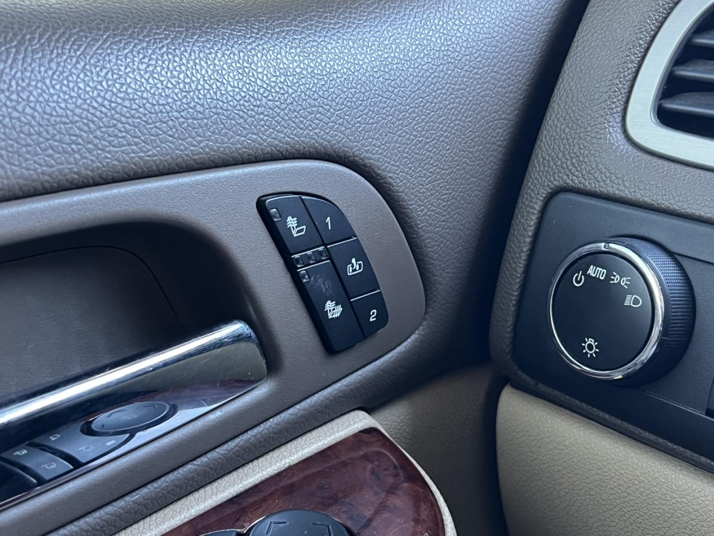 2011 WHITE /Tan Leather Chevrolet Silverado 1500 LTZ Crew Cab 4WD (3GCPKTE28BG) with an 6.2L V8 engine, Automatic transmission, located at 2990 Old Orchard Rd., Jackson, MO, 63755, 37.354214, -89.612106 - 2011 Chevrolet Silverado 1500 LTZ 152xxx miles 4x4 6.2L V8 Automatic Leather Power/Heated Seats Remote Start Cruise Power Windows/Locks/Mirrors We have financing available and we accept trades! Fill out a credit application on our website or come by today! If you have any questions, give - Photo#3