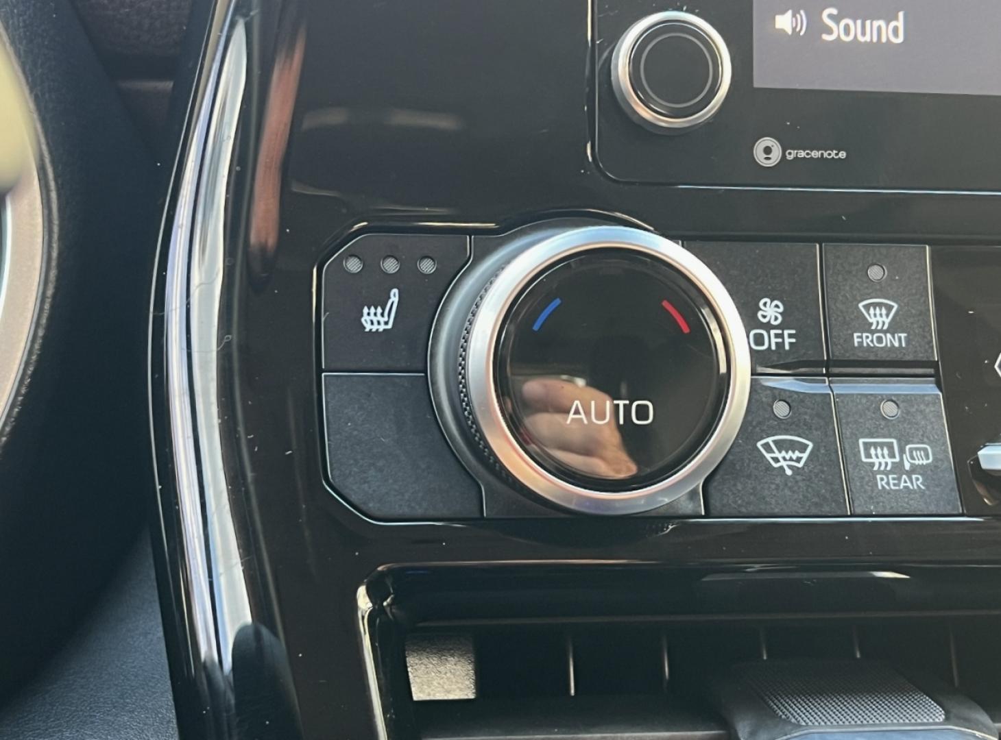 2020 SILVER /Black Leather Toyota Highlander XLE FWD V6 (5TDGZRAH6LS) with an 3.5L V6 engine, Automatic transmission, located at 2990 Old Orchard Rd., Jackson, MO, 63755, 37.354214, -89.612106 - 2020 Toyota Highlander XLE Only 49xxx miles Front Wheel Drive 3.5L V6 Automatic Leather 3rd Row Power/Heated Seats Backup Camera Sunroof Bluetooth Cruise Power Windows/Locks/Mirrors We have financing available and we accept trades! Fill out a credit application on our website or come by - Photo#3