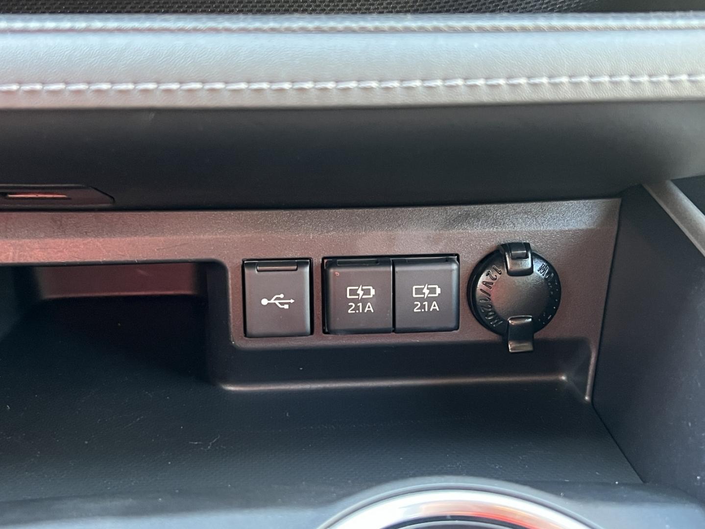 2020 SILVER /Black Leather Toyota Highlander XLE FWD V6 (5TDGZRAH6LS) with an 3.5L V6 engine, Automatic transmission, located at 2990 Old Orchard Rd., Jackson, MO, 63755, 37.354214, -89.612106 - 2020 Toyota Highlander XLE Only 49xxx miles Front Wheel Drive 3.5L V6 Automatic Leather 3rd Row Power/Heated Seats Backup Camera Sunroof Bluetooth Cruise Power Windows/Locks/Mirrors We have financing available and we accept trades! Fill out a credit application on our website or come by - Photo#31