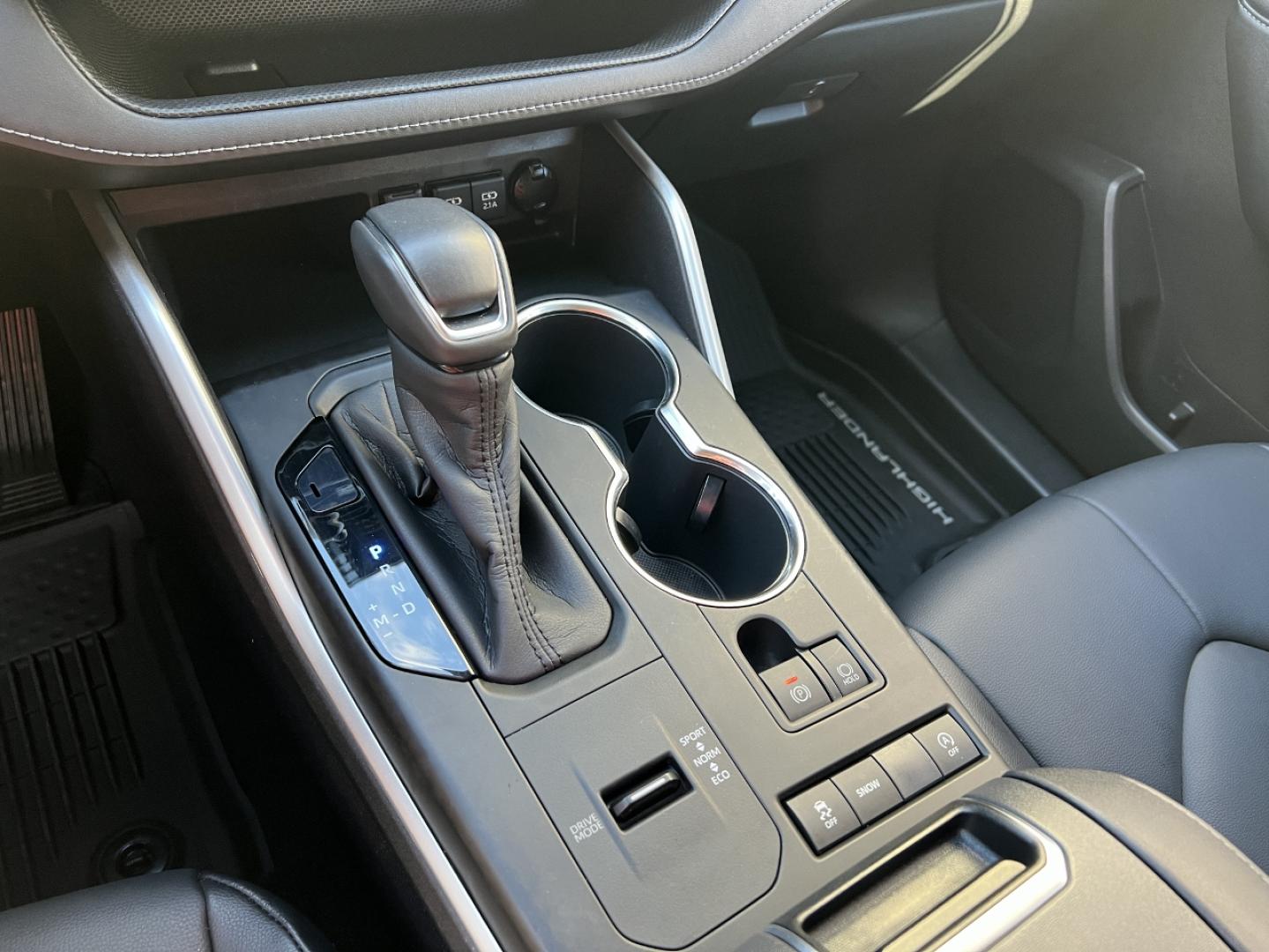 2020 SILVER /Black Leather Toyota Highlander XLE FWD V6 (5TDGZRAH6LS) with an 3.5L V6 engine, Automatic transmission, located at 2990 Old Orchard Rd., Jackson, MO, 63755, 37.354214, -89.612106 - 2020 Toyota Highlander XLE Only 49xxx miles Front Wheel Drive 3.5L V6 Automatic Leather 3rd Row Power/Heated Seats Backup Camera Sunroof Bluetooth Cruise Power Windows/Locks/Mirrors We have financing available and we accept trades! Fill out a credit application on our website or come by - Photo#26