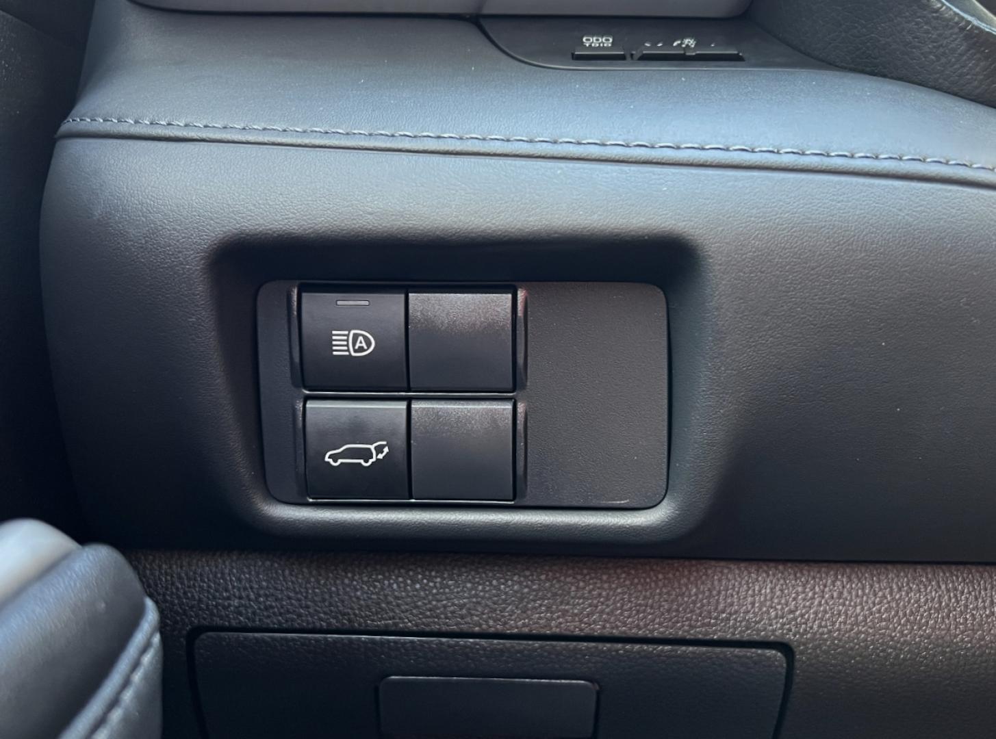 2020 SILVER /Black Leather Toyota Highlander XLE FWD V6 (5TDGZRAH6LS) with an 3.5L V6 engine, Automatic transmission, located at 2990 Old Orchard Rd., Jackson, MO, 63755, 37.354214, -89.612106 - 2020 Toyota Highlander XLE Only 49xxx miles Front Wheel Drive 3.5L V6 Automatic Leather 3rd Row Power/Heated Seats Backup Camera Sunroof Bluetooth Cruise Power Windows/Locks/Mirrors We have financing available and we accept trades! Fill out a credit application on our website or come by - Photo#33