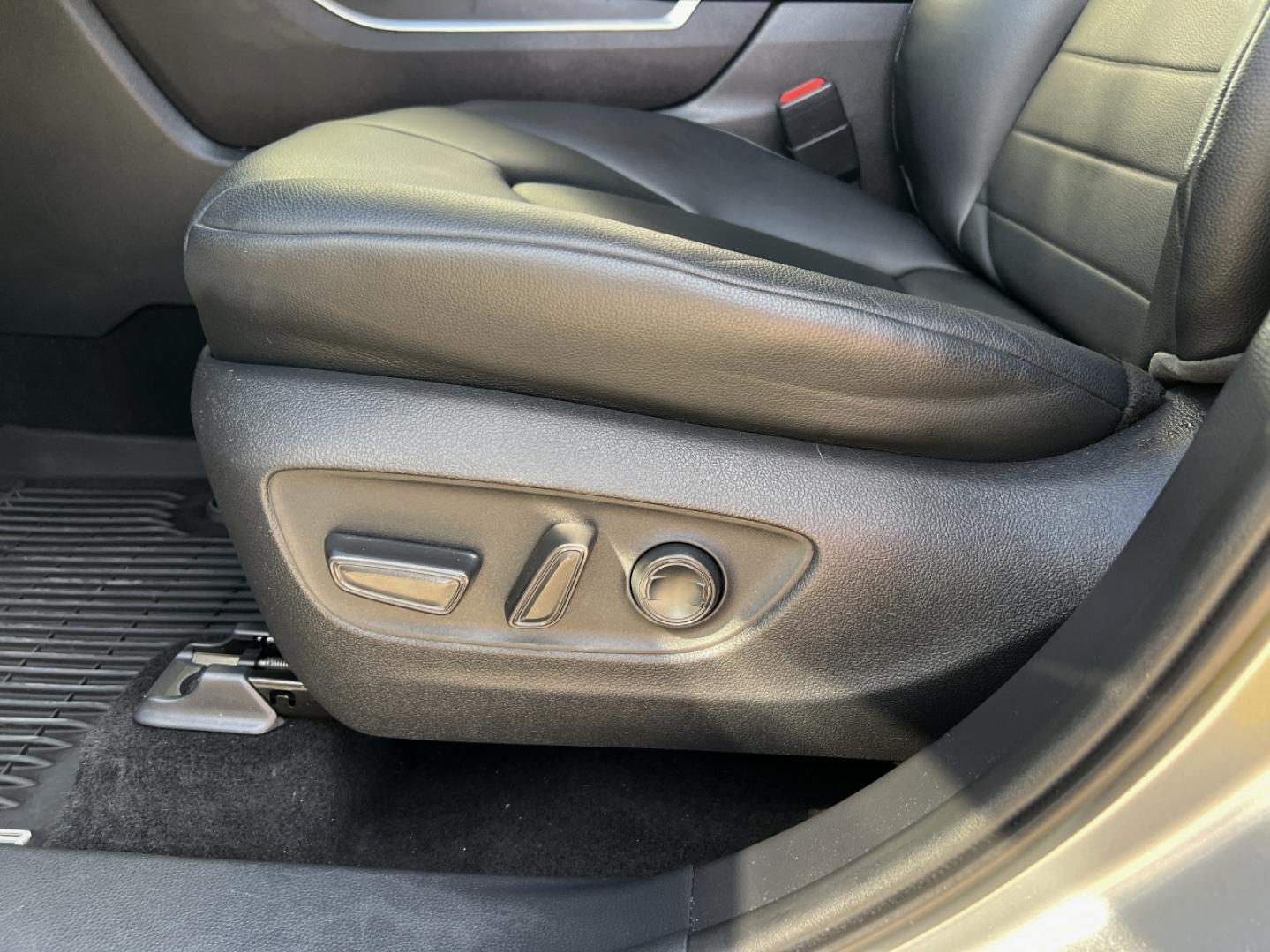 2020 SILVER /Black Leather Toyota Highlander XLE FWD V6 (5TDGZRAH6LS) with an 3.5L V6 engine, Automatic transmission, located at 2990 Old Orchard Rd., Jackson, MO, 63755, 37.354214, -89.612106 - 2020 Toyota Highlander XLE Only 49xxx miles Front Wheel Drive 3.5L V6 Automatic Leather 3rd Row Power/Heated Seats Backup Camera Sunroof Bluetooth Cruise Power Windows/Locks/Mirrors We have financing available and we accept trades! Fill out a credit application on our website or come by - Photo#5