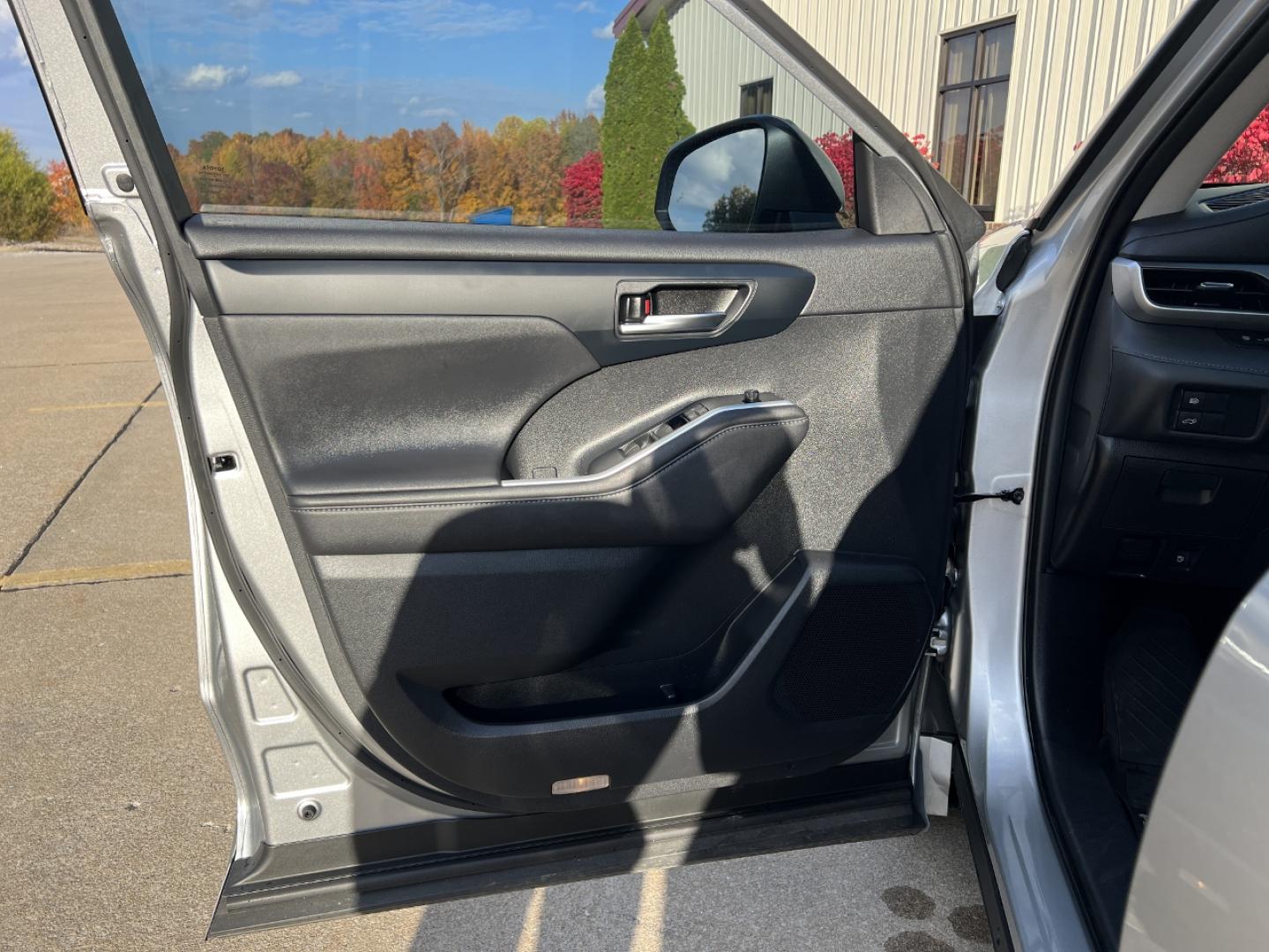 2020 SILVER /Black Leather Toyota Highlander XLE FWD V6 (5TDGZRAH6LS) with an 3.5L V6 engine, Automatic transmission, located at 2990 Old Orchard Rd., Jackson, MO, 63755, 37.354214, -89.612106 - 2020 Toyota Highlander XLE Only 49xxx miles Front Wheel Drive 3.5L V6 Automatic Leather 3rd Row Power/Heated Seats Backup Camera Sunroof Bluetooth Cruise Power Windows/Locks/Mirrors We have financing available and we accept trades! Fill out a credit application on our website or come by - Photo#13