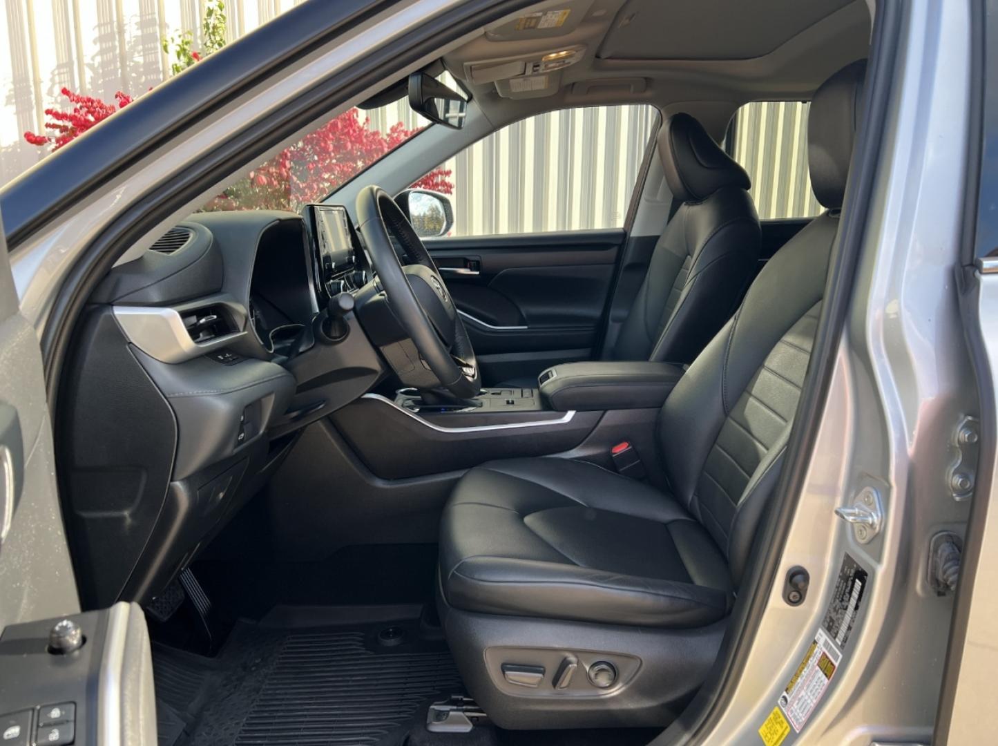 2020 SILVER /Black Leather Toyota Highlander XLE FWD V6 (5TDGZRAH6LS) with an 3.5L V6 engine, Automatic transmission, located at 2990 Old Orchard Rd., Jackson, MO, 63755, 37.354214, -89.612106 - 2020 Toyota Highlander XLE Only 49xxx miles Front Wheel Drive 3.5L V6 Automatic Leather 3rd Row Power/Heated Seats Backup Camera Sunroof Bluetooth Cruise Power Windows/Locks/Mirrors We have financing available and we accept trades! Fill out a credit application on our website or come by - Photo#14