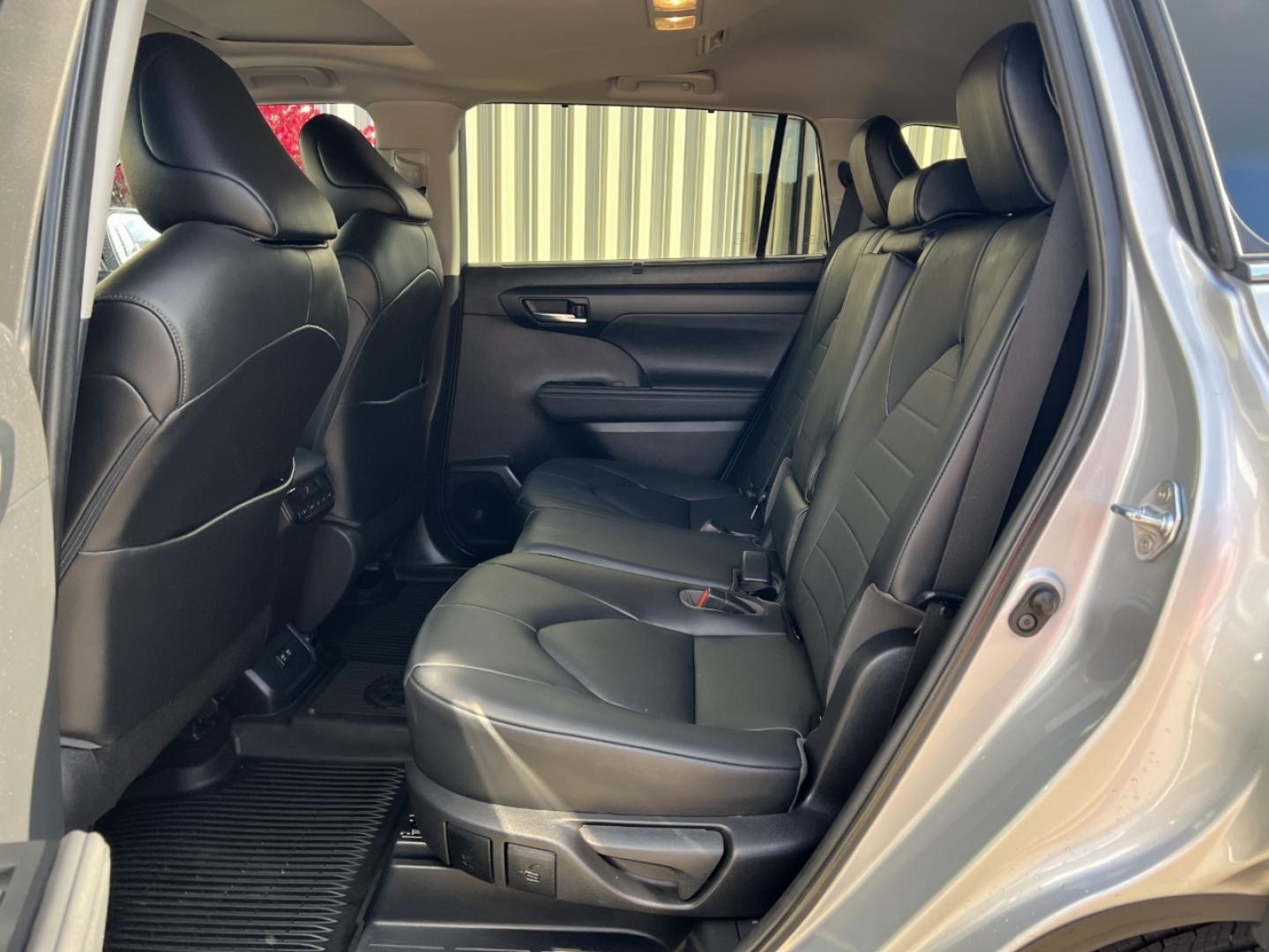 2020 SILVER /Black Leather Toyota Highlander XLE FWD V6 (5TDGZRAH6LS) with an 3.5L V6 engine, Automatic transmission, located at 2990 Old Orchard Rd., Jackson, MO, 63755, 37.354214, -89.612106 - 2020 Toyota Highlander XLE Only 49xxx miles Front Wheel Drive 3.5L V6 Automatic Leather 3rd Row Power/Heated Seats Backup Camera Sunroof Bluetooth Cruise Power Windows/Locks/Mirrors We have financing available and we accept trades! Fill out a credit application on our website or come by - Photo#17