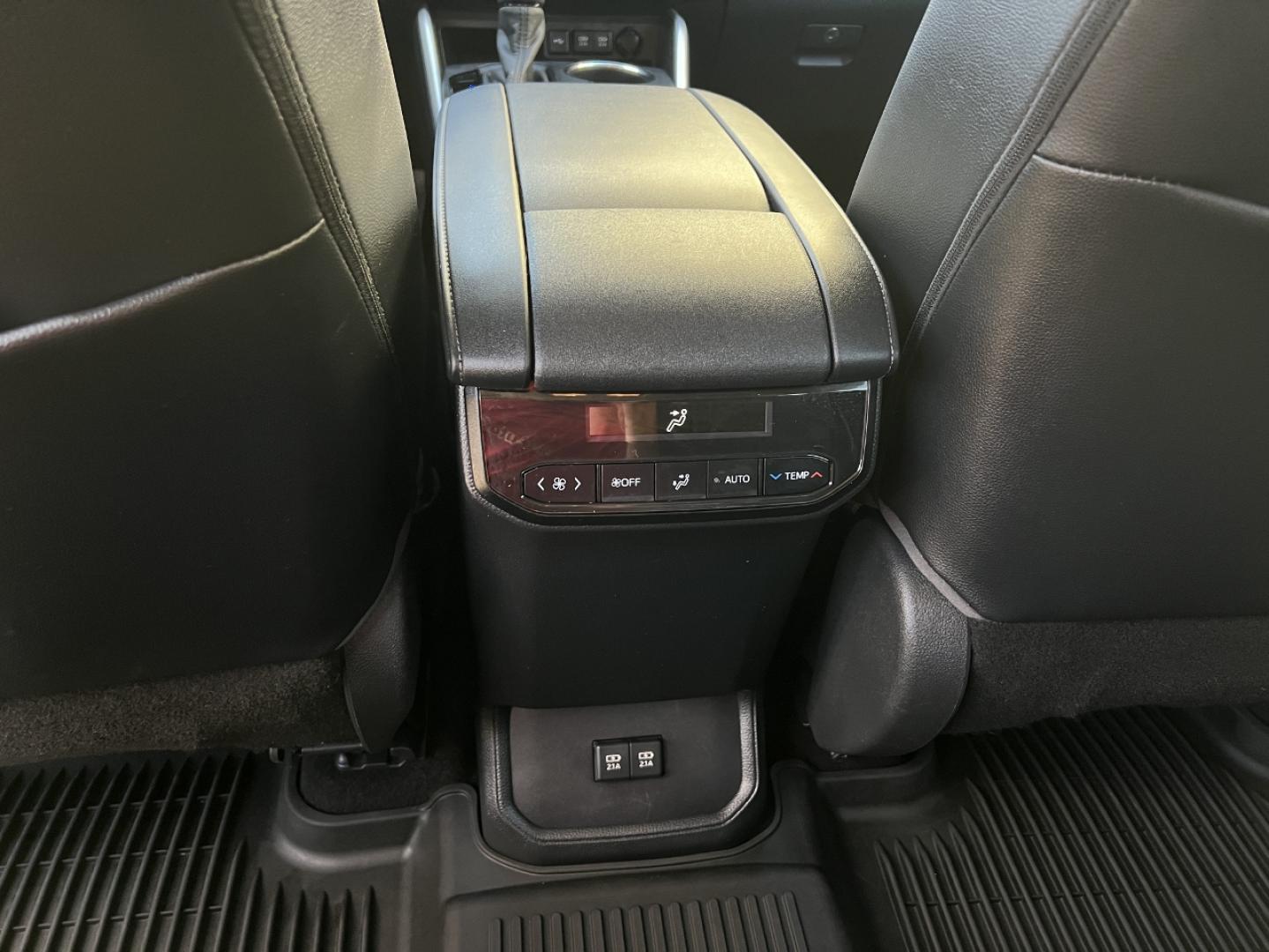 2020 SILVER /Black Leather Toyota Highlander XLE FWD V6 (5TDGZRAH6LS) with an 3.5L V6 engine, Automatic transmission, located at 2990 Old Orchard Rd., Jackson, MO, 63755, 37.354214, -89.612106 - 2020 Toyota Highlander XLE Only 49xxx miles Front Wheel Drive 3.5L V6 Automatic Leather 3rd Row Power/Heated Seats Backup Camera Sunroof Bluetooth Cruise Power Windows/Locks/Mirrors We have financing available and we accept trades! Fill out a credit application on our website or come by - Photo#36