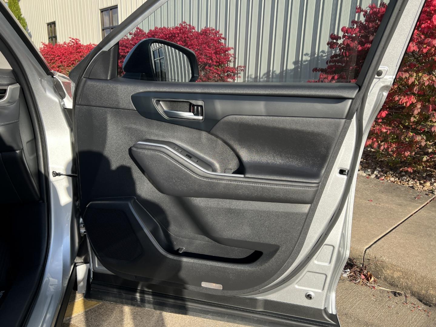 2020 SILVER /Black Leather Toyota Highlander XLE FWD V6 (5TDGZRAH6LS) with an 3.5L V6 engine, Automatic transmission, located at 2990 Old Orchard Rd., Jackson, MO, 63755, 37.354214, -89.612106 - 2020 Toyota Highlander XLE Only 49xxx miles Front Wheel Drive 3.5L V6 Automatic Leather 3rd Row Power/Heated Seats Backup Camera Sunroof Bluetooth Cruise Power Windows/Locks/Mirrors We have financing available and we accept trades! Fill out a credit application on our website or come by - Photo#15