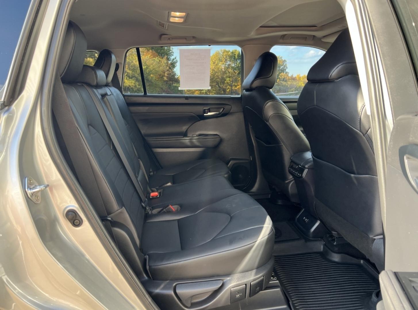 2020 SILVER /Black Leather Toyota Highlander XLE FWD V6 (5TDGZRAH6LS) with an 3.5L V6 engine, Automatic transmission, located at 2990 Old Orchard Rd., Jackson, MO, 63755, 37.354214, -89.612106 - 2020 Toyota Highlander XLE Only 49xxx miles Front Wheel Drive 3.5L V6 Automatic Leather 3rd Row Power/Heated Seats Backup Camera Sunroof Bluetooth Cruise Power Windows/Locks/Mirrors We have financing available and we accept trades! Fill out a credit application on our website or come by - Photo#18