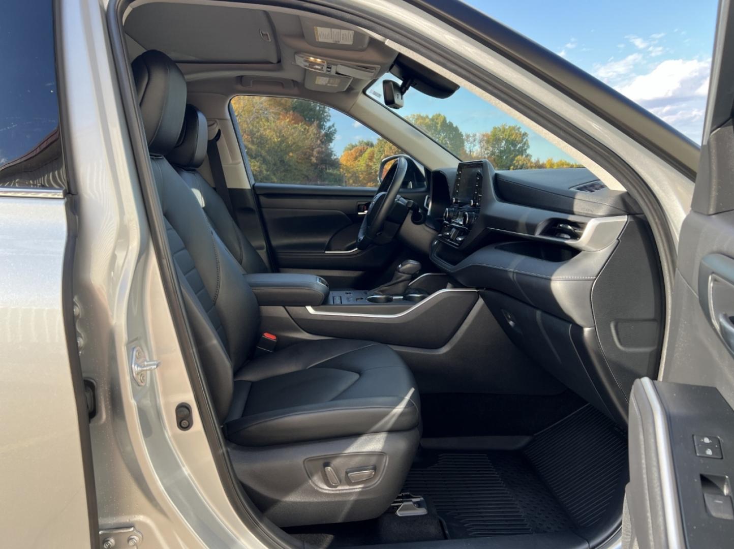 2020 SILVER /Black Leather Toyota Highlander XLE FWD V6 (5TDGZRAH6LS) with an 3.5L V6 engine, Automatic transmission, located at 2990 Old Orchard Rd., Jackson, MO, 63755, 37.354214, -89.612106 - 2020 Toyota Highlander XLE Only 49xxx miles Front Wheel Drive 3.5L V6 Automatic Leather 3rd Row Power/Heated Seats Backup Camera Sunroof Bluetooth Cruise Power Windows/Locks/Mirrors We have financing available and we accept trades! Fill out a credit application on our website or come by - Photo#16