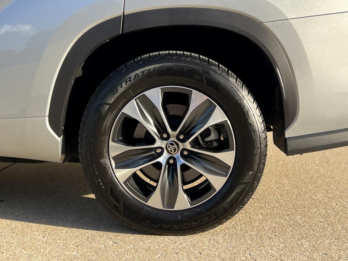 2020 SILVER /Black Leather Toyota Highlander XLE FWD V6 (5TDGZRAH6LS) with an 3.5L V6 engine, Automatic transmission, located at 2990 Old Orchard Rd., Jackson, MO, 63755, 37.354214, -89.612106 - 2020 Toyota Highlander XLE Only 49xxx miles Front Wheel Drive 3.5L V6 Automatic Leather 3rd Row Power/Heated Seats Backup Camera Sunroof Bluetooth Cruise Power Windows/Locks/Mirrors We have financing available and we accept trades! Fill out a credit application on our website or come by - Photo#41