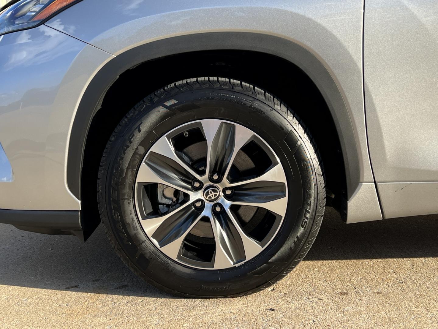 2020 SILVER /Black Leather Toyota Highlander XLE FWD V6 (5TDGZRAH6LS) with an 3.5L V6 engine, Automatic transmission, located at 2990 Old Orchard Rd., Jackson, MO, 63755, 37.354214, -89.612106 - 2020 Toyota Highlander XLE Only 49xxx miles Front Wheel Drive 3.5L V6 Automatic Leather 3rd Row Power/Heated Seats Backup Camera Sunroof Bluetooth Cruise Power Windows/Locks/Mirrors We have financing available and we accept trades! Fill out a credit application on our website or come by - Photo#40