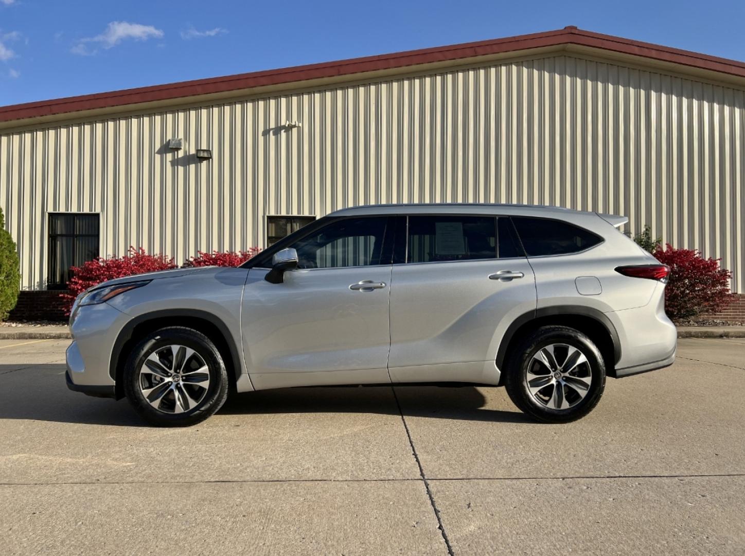 2020 SILVER /Black Leather Toyota Highlander XLE FWD V6 (5TDGZRAH6LS) with an 3.5L V6 engine, Automatic transmission, located at 2990 Old Orchard Rd., Jackson, MO, 63755, 37.354214, -89.612106 - 2020 Toyota Highlander XLE Only 49xxx miles Front Wheel Drive 3.5L V6 Automatic Leather 3rd Row Power/Heated Seats Backup Camera Sunroof Bluetooth Cruise Power Windows/Locks/Mirrors We have financing available and we accept trades! Fill out a credit application on our website or come by - Photo#7