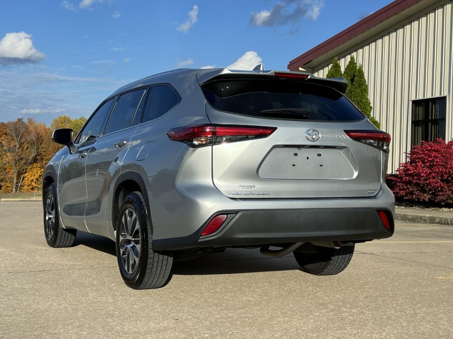 2020 SILVER /Black Leather Toyota Highlander XLE FWD V6 (5TDGZRAH6LS) with an 3.5L V6 engine, Automatic transmission, located at 2990 Old Orchard Rd., Jackson, MO, 63755, 37.354214, -89.612106 - 2020 Toyota Highlander XLE Only 49xxx miles Front Wheel Drive 3.5L V6 Automatic Leather 3rd Row Power/Heated Seats Backup Camera Sunroof Bluetooth Cruise Power Windows/Locks/Mirrors We have financing available and we accept trades! Fill out a credit application on our website or come by - Photo#10