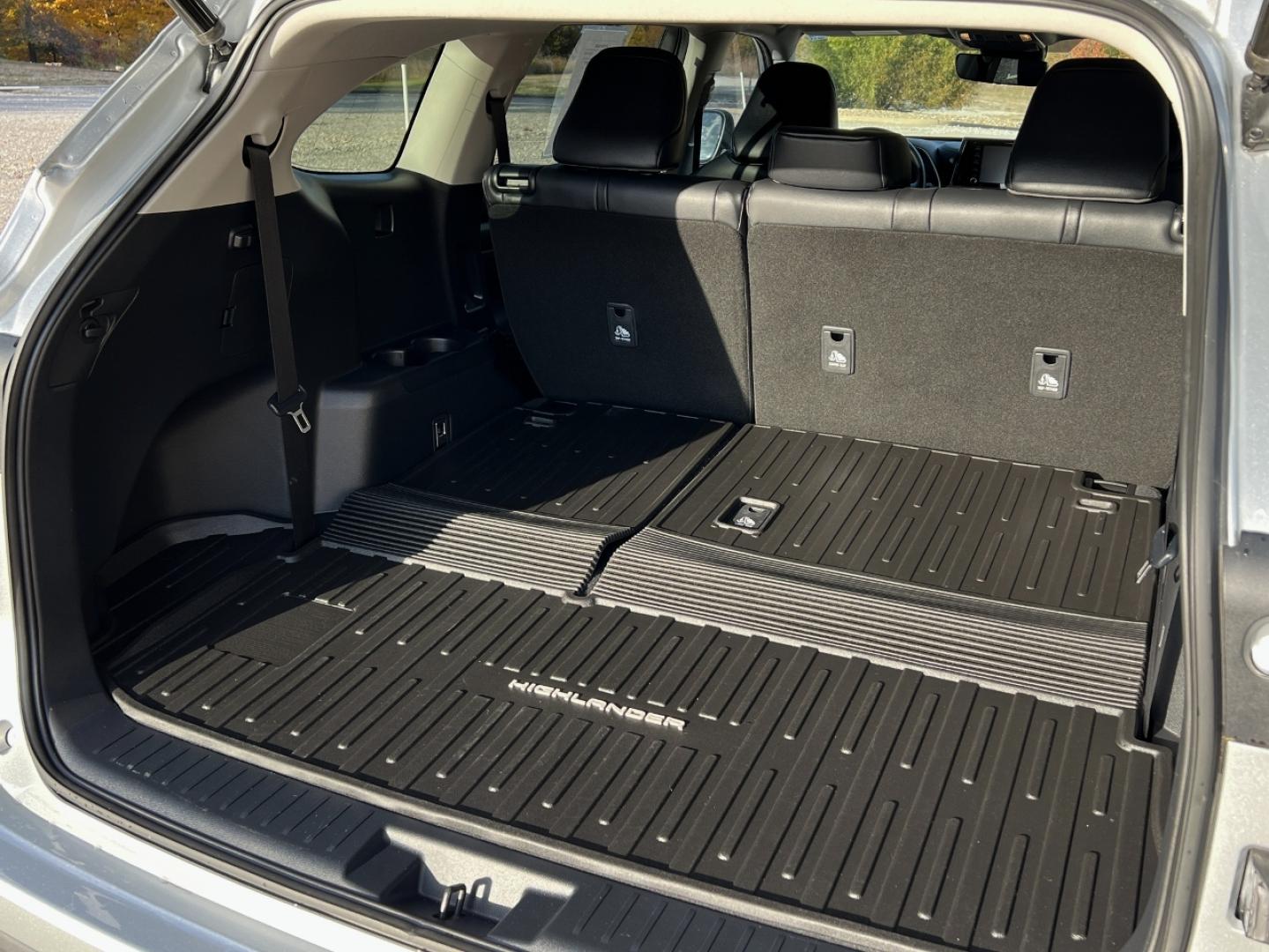 2020 SILVER /Black Leather Toyota Highlander XLE FWD V6 (5TDGZRAH6LS) with an 3.5L V6 engine, Automatic transmission, located at 2990 Old Orchard Rd., Jackson, MO, 63755, 37.354214, -89.612106 - 2020 Toyota Highlander XLE Only 49xxx miles Front Wheel Drive 3.5L V6 Automatic Leather 3rd Row Power/Heated Seats Backup Camera Sunroof Bluetooth Cruise Power Windows/Locks/Mirrors We have financing available and we accept trades! Fill out a credit application on our website or come by - Photo#21