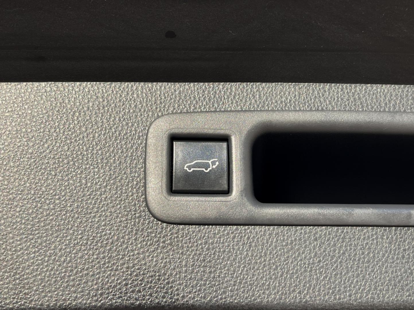 2020 SILVER /Black Leather Toyota Highlander XLE FWD V6 (5TDGZRAH6LS) with an 3.5L V6 engine, Automatic transmission, located at 2990 Old Orchard Rd., Jackson, MO, 63755, 37.354214, -89.612106 - 2020 Toyota Highlander XLE Only 49xxx miles Front Wheel Drive 3.5L V6 Automatic Leather 3rd Row Power/Heated Seats Backup Camera Sunroof Bluetooth Cruise Power Windows/Locks/Mirrors We have financing available and we accept trades! Fill out a credit application on our website or come by - Photo#22