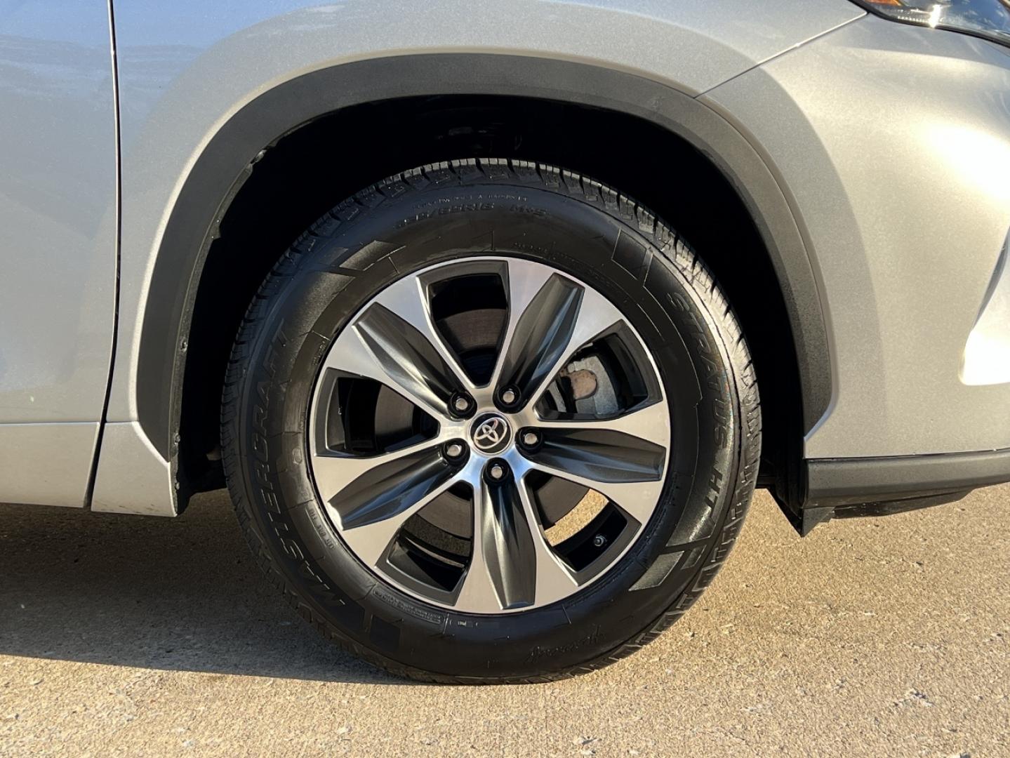 2020 SILVER /Black Leather Toyota Highlander XLE FWD V6 (5TDGZRAH6LS) with an 3.5L V6 engine, Automatic transmission, located at 2990 Old Orchard Rd., Jackson, MO, 63755, 37.354214, -89.612106 - 2020 Toyota Highlander XLE Only 49xxx miles Front Wheel Drive 3.5L V6 Automatic Leather 3rd Row Power/Heated Seats Backup Camera Sunroof Bluetooth Cruise Power Windows/Locks/Mirrors We have financing available and we accept trades! Fill out a credit application on our website or come by - Photo#43