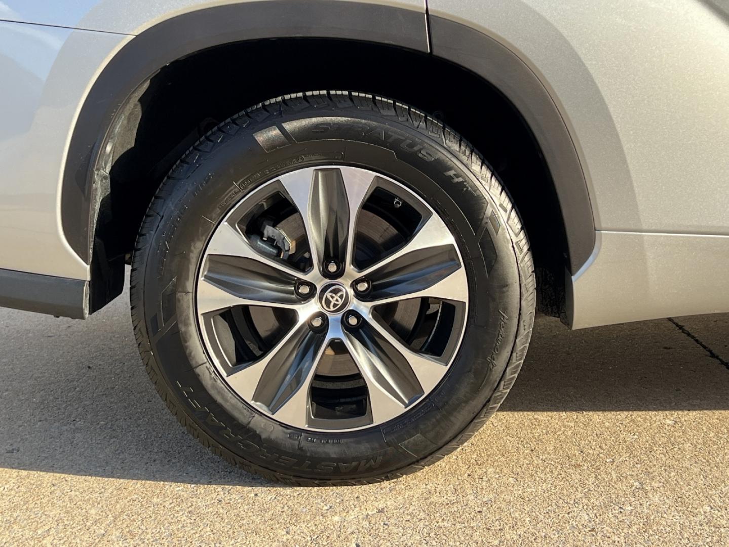 2020 SILVER /Black Leather Toyota Highlander XLE FWD V6 (5TDGZRAH6LS) with an 3.5L V6 engine, Automatic transmission, located at 2990 Old Orchard Rd., Jackson, MO, 63755, 37.354214, -89.612106 - 2020 Toyota Highlander XLE Only 49xxx miles Front Wheel Drive 3.5L V6 Automatic Leather 3rd Row Power/Heated Seats Backup Camera Sunroof Bluetooth Cruise Power Windows/Locks/Mirrors We have financing available and we accept trades! Fill out a credit application on our website or come by - Photo#42