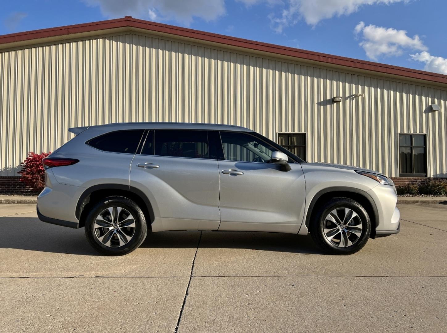 2020 SILVER /Black Leather Toyota Highlander XLE FWD V6 (5TDGZRAH6LS) with an 3.5L V6 engine, Automatic transmission, located at 2990 Old Orchard Rd., Jackson, MO, 63755, 37.354214, -89.612106 - 2020 Toyota Highlander XLE Only 49xxx miles Front Wheel Drive 3.5L V6 Automatic Leather 3rd Row Power/Heated Seats Backup Camera Sunroof Bluetooth Cruise Power Windows/Locks/Mirrors We have financing available and we accept trades! Fill out a credit application on our website or come by - Photo#8