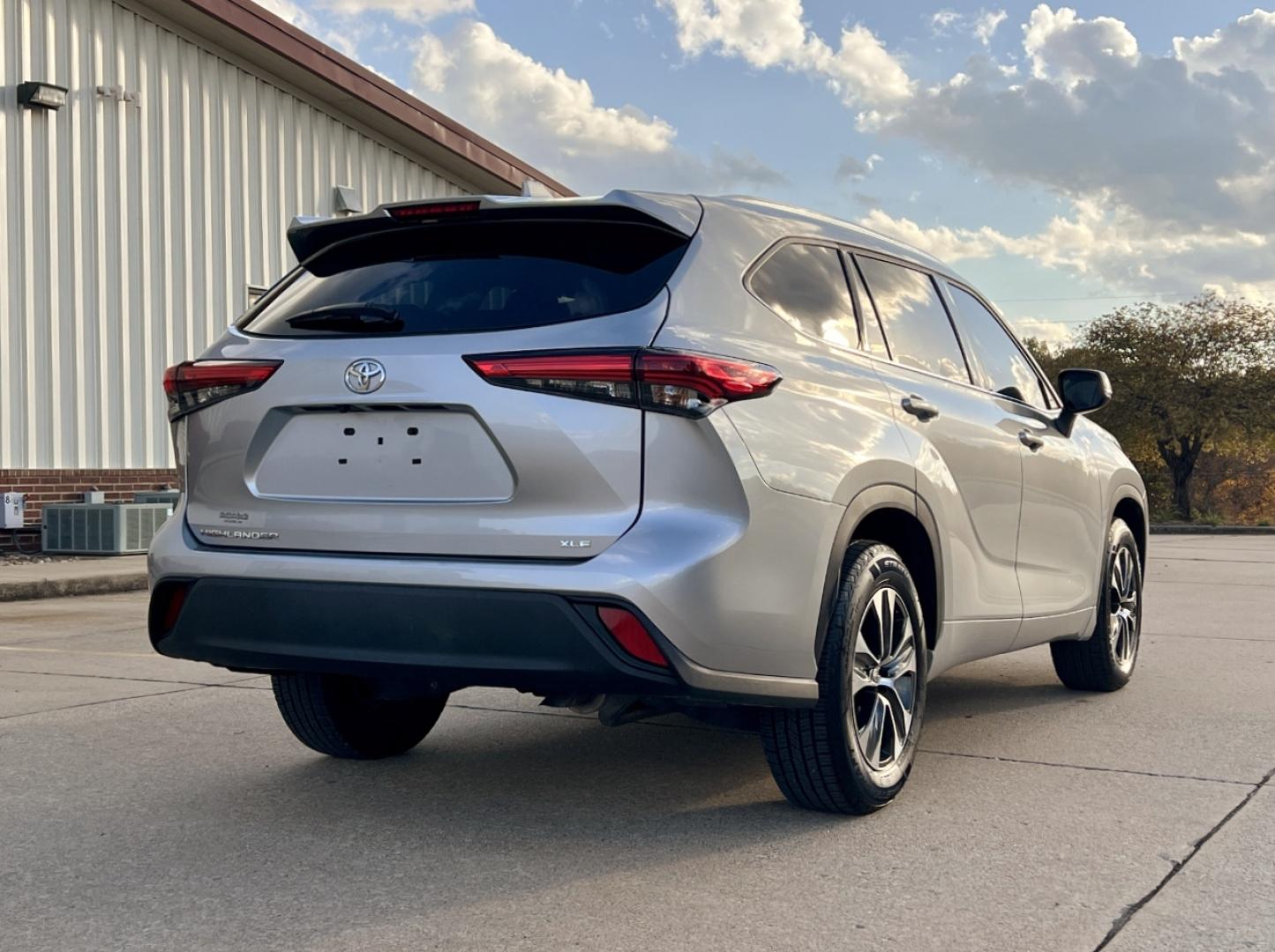 2020 SILVER /Black Leather Toyota Highlander XLE FWD V6 (5TDGZRAH6LS) with an 3.5L V6 engine, Automatic transmission, located at 2990 Old Orchard Rd., Jackson, MO, 63755, 37.354214, -89.612106 - 2020 Toyota Highlander XLE Only 49xxx miles Front Wheel Drive 3.5L V6 Automatic Leather 3rd Row Power/Heated Seats Backup Camera Sunroof Bluetooth Cruise Power Windows/Locks/Mirrors We have financing available and we accept trades! Fill out a credit application on our website or come by - Photo#9