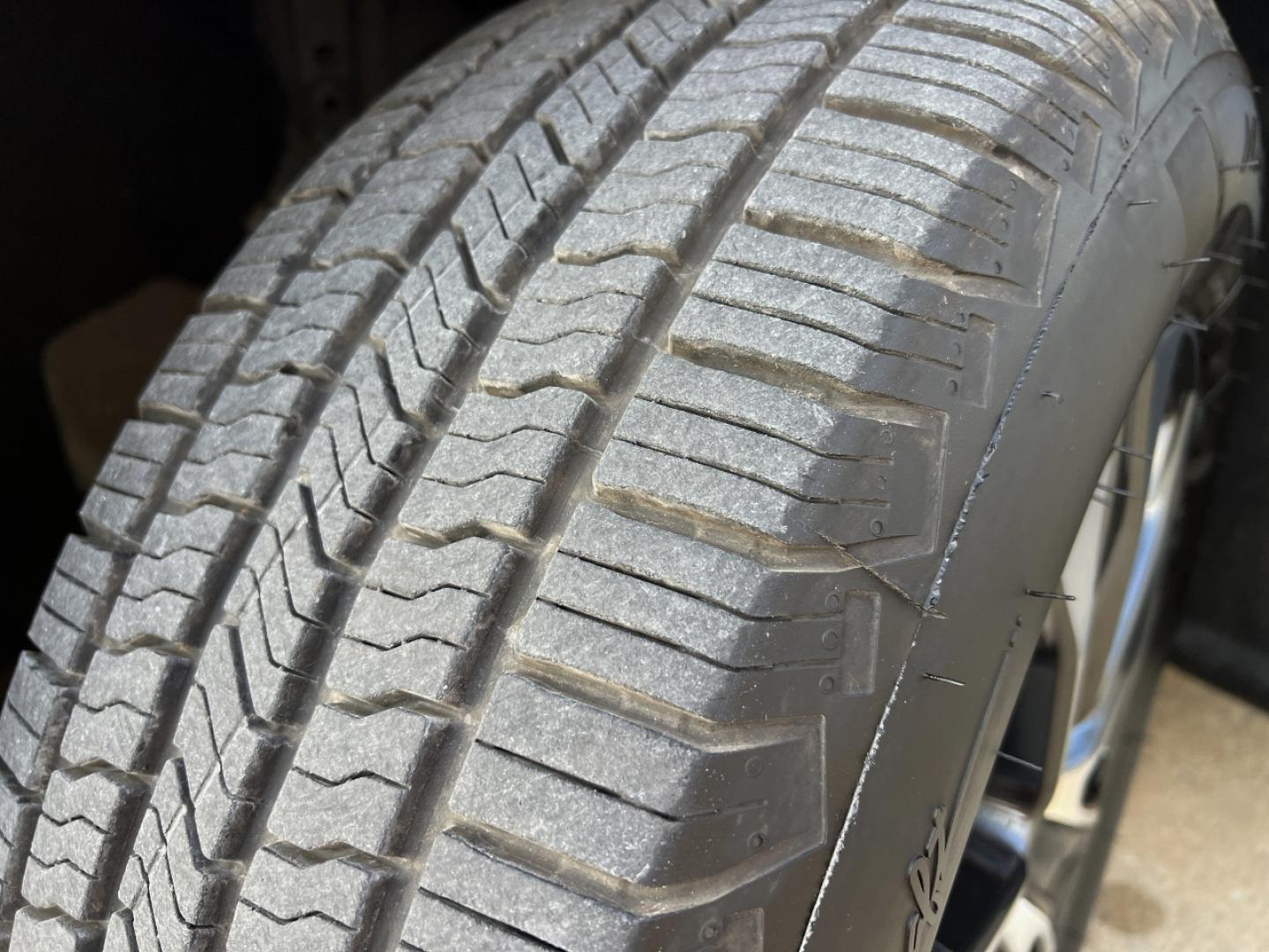 2020 SILVER /Black Leather Toyota Highlander XLE FWD V6 (5TDGZRAH6LS) with an 3.5L V6 engine, Automatic transmission, located at 2990 Old Orchard Rd., Jackson, MO, 63755, 37.354214, -89.612106 - 2020 Toyota Highlander XLE Only 49xxx miles Front Wheel Drive 3.5L V6 Automatic Leather 3rd Row Power/Heated Seats Backup Camera Sunroof Bluetooth Cruise Power Windows/Locks/Mirrors We have financing available and we accept trades! Fill out a credit application on our website or come by - Photo#39