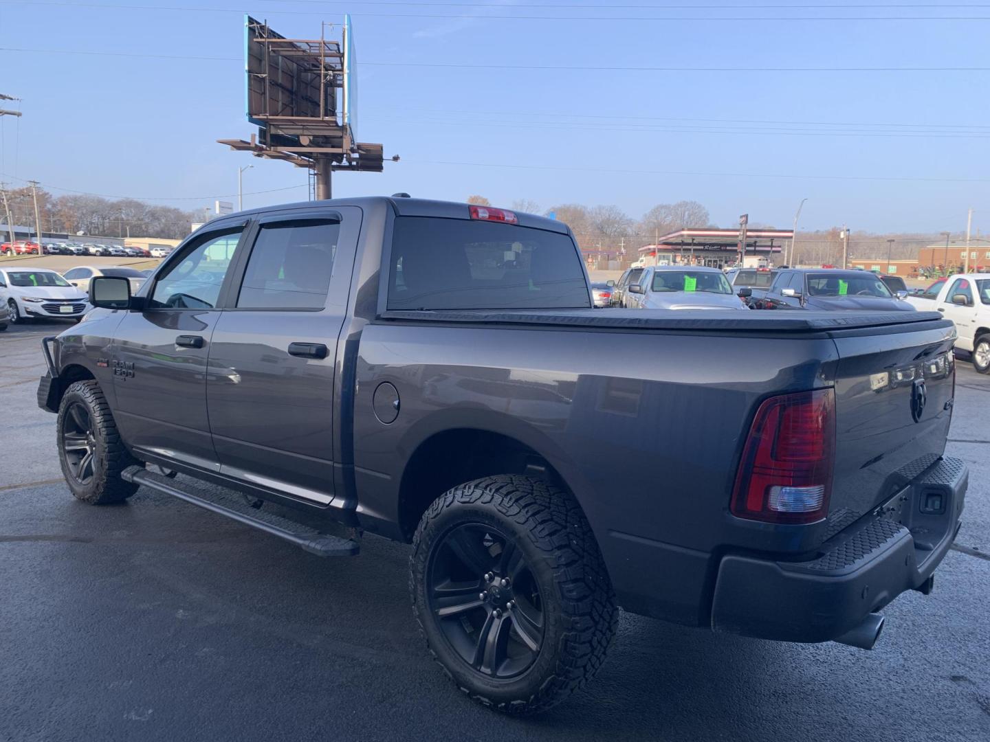 2021 GRAY /Black RAM 1500 Classic Tradesman Crew Cab SWB 4WD (1C6RR7LT8MS) with an 5.7L V8 OHV 16V engine, Automatic transmission, located at 506 S. Kingshighway, Cape Girardeau, MO, 63703, (573) 235-5000, 37.294991, -89.553635 - 2021 Ram 1500 Tradesman 77xxx miles 4x4 5.7L V8 HEMI Automatic Bluetooth Backup Camera Cruise Power Windows/Locks/Mirrors We have financing available and we accept trades! Fill out a credit application on our website or come by today! If you have any questions, give us a call at (573) 235- - Photo#4