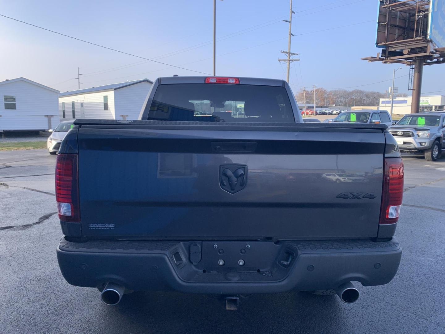 2021 GRAY /Black RAM 1500 Classic Tradesman Crew Cab SWB 4WD (1C6RR7LT8MS) with an 5.7L V8 OHV 16V engine, Automatic transmission, located at 506 S. Kingshighway, Cape Girardeau, MO, 63703, (573) 235-5000, 37.294991, -89.553635 - 2021 Ram 1500 Tradesman 77xxx miles 4x4 5.7L V8 HEMI Automatic Bluetooth Backup Camera Cruise Power Windows/Locks/Mirrors We have financing available and we accept trades! Fill out a credit application on our website or come by today! If you have any questions, give us a call at (573) 235- - Photo#5