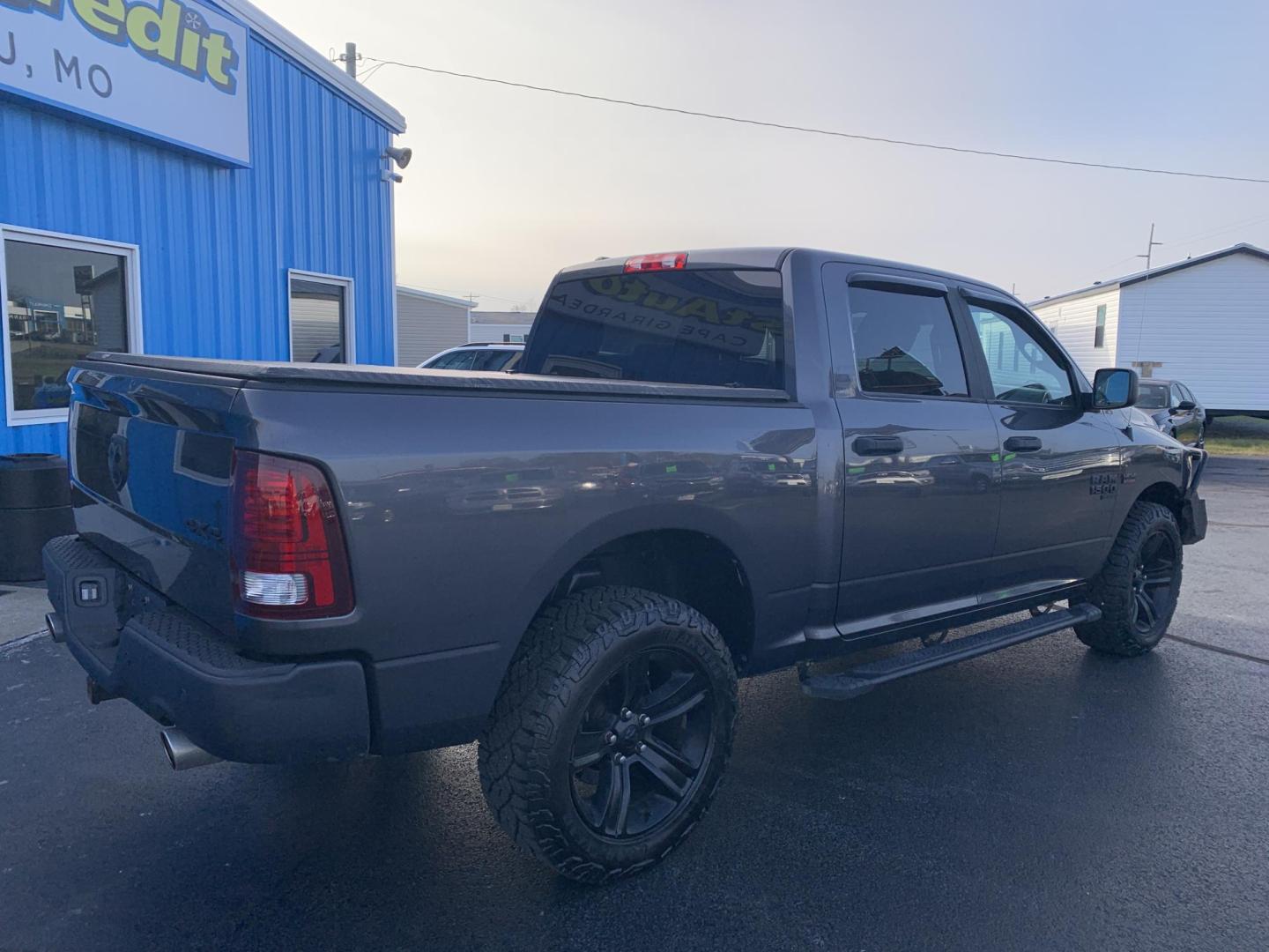 2021 GRAY /Black RAM 1500 Classic Tradesman Crew Cab SWB 4WD (1C6RR7LT8MS) with an 5.7L V8 OHV 16V engine, Automatic transmission, located at 506 S. Kingshighway, Cape Girardeau, MO, 63703, (573) 235-5000, 37.294991, -89.553635 - 2021 Ram 1500 Tradesman 77xxx miles 4x4 5.7L V8 HEMI Automatic Bluetooth Backup Camera Cruise Power Windows/Locks/Mirrors We have financing available and we accept trades! Fill out a credit application on our website or come by today! If you have any questions, give us a call at (573) 235- - Photo#7