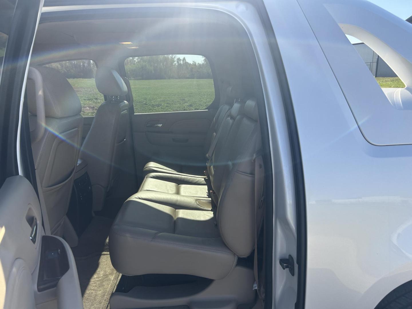 2009 WHITE /Tan Cadillac Escalade EXT Sport Utility Truck (3GYFK22299G) with an 6.2L V8 OHV 16V engine, Automatic transmission, located at 506 S. Kingshighway, Cape Girardeau, MO, 63703, (573) 235-5000, 37.294991, -89.553635 - 2009 Cadillac Escalade EXT Luxury Sport Utility Truck 159xxx miles All Wheel Drive 6.2L V8 Automatic Leather Sunroof Power/Heated/Cooled Seats Heated Steering Wheel Backup Camera Bluetooth Cruise Power Windows/Locks/Mirrors We have financing available and we accept trades! Fill out a cr - Photo#17