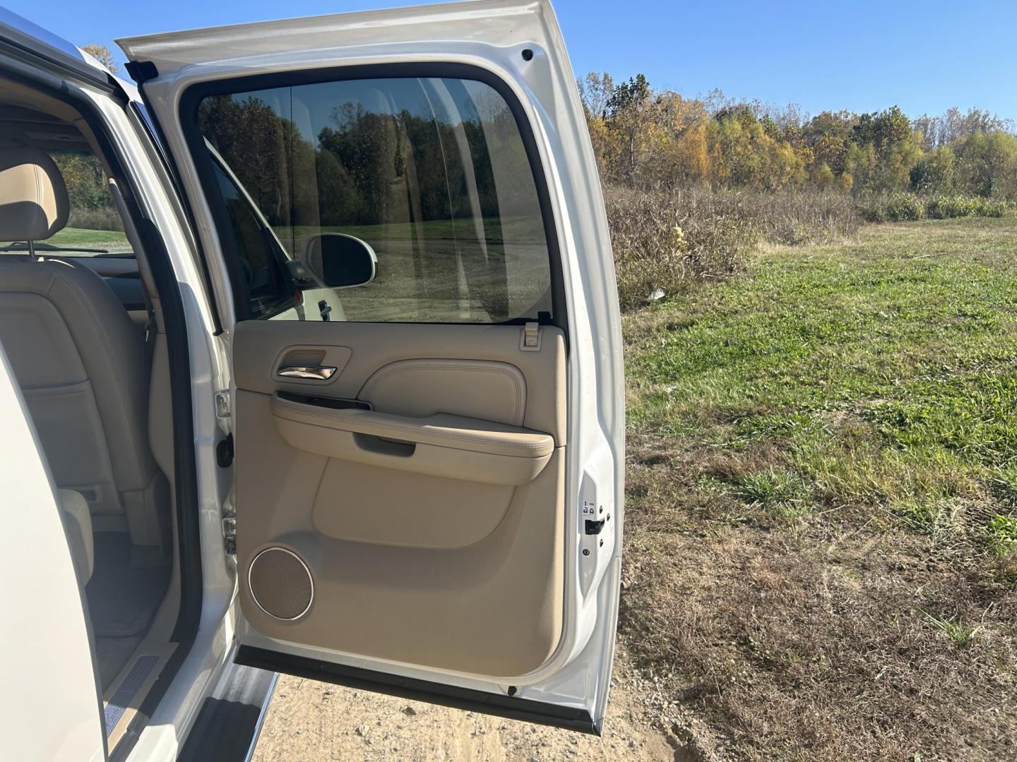 2009 WHITE /Tan Cadillac Escalade EXT Sport Utility Truck (3GYFK22299G) with an 6.2L V8 OHV 16V engine, Automatic transmission, located at 506 S. Kingshighway, Cape Girardeau, MO, 63703, (573) 235-5000, 37.294991, -89.553635 - 2009 Cadillac Escalade EXT Luxury Sport Utility Truck 159xxx miles All Wheel Drive 6.2L V8 Automatic Leather Sunroof Power/Heated/Cooled Seats Heated Steering Wheel Backup Camera Bluetooth Cruise Power Windows/Locks/Mirrors We have financing available and we accept trades! Fill out a cr - Photo#18