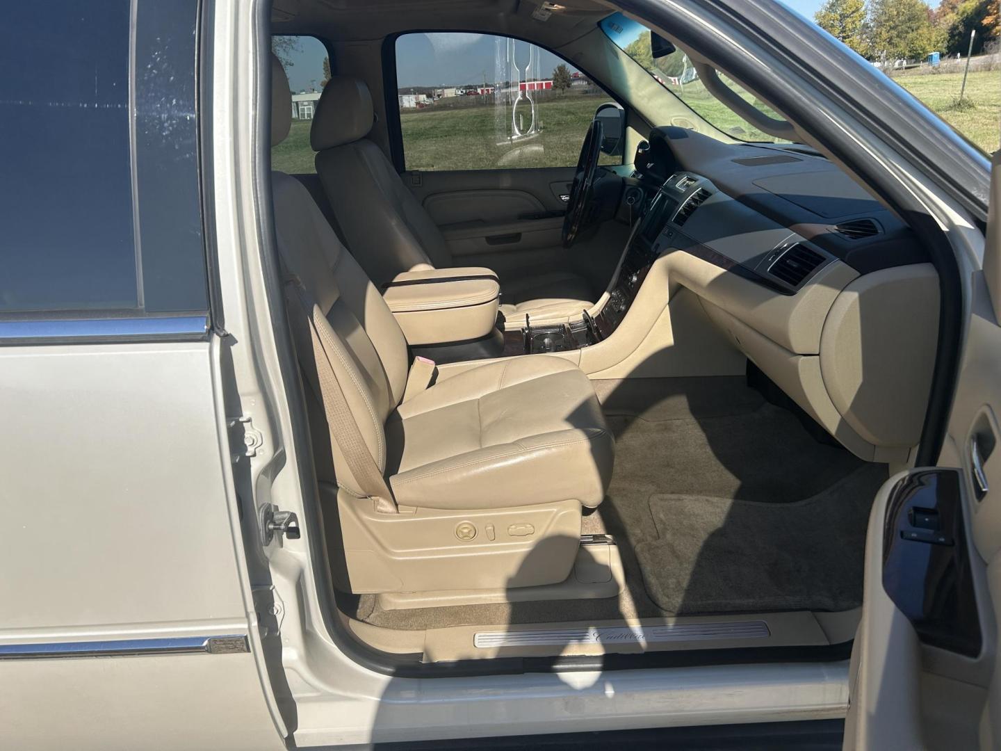 2009 WHITE /Tan Cadillac Escalade EXT Sport Utility Truck (3GYFK22299G) with an 6.2L V8 OHV 16V engine, Automatic transmission, located at 506 S. Kingshighway, Cape Girardeau, MO, 63703, (573) 235-5000, 37.294991, -89.553635 - 2009 Cadillac Escalade EXT Luxury Sport Utility Truck 159xxx miles All Wheel Drive 6.2L V8 Automatic Leather Sunroof Power/Heated/Cooled Seats Heated Steering Wheel Backup Camera Bluetooth Cruise Power Windows/Locks/Mirrors We have financing available and we accept trades! Fill out a cr - Photo#15