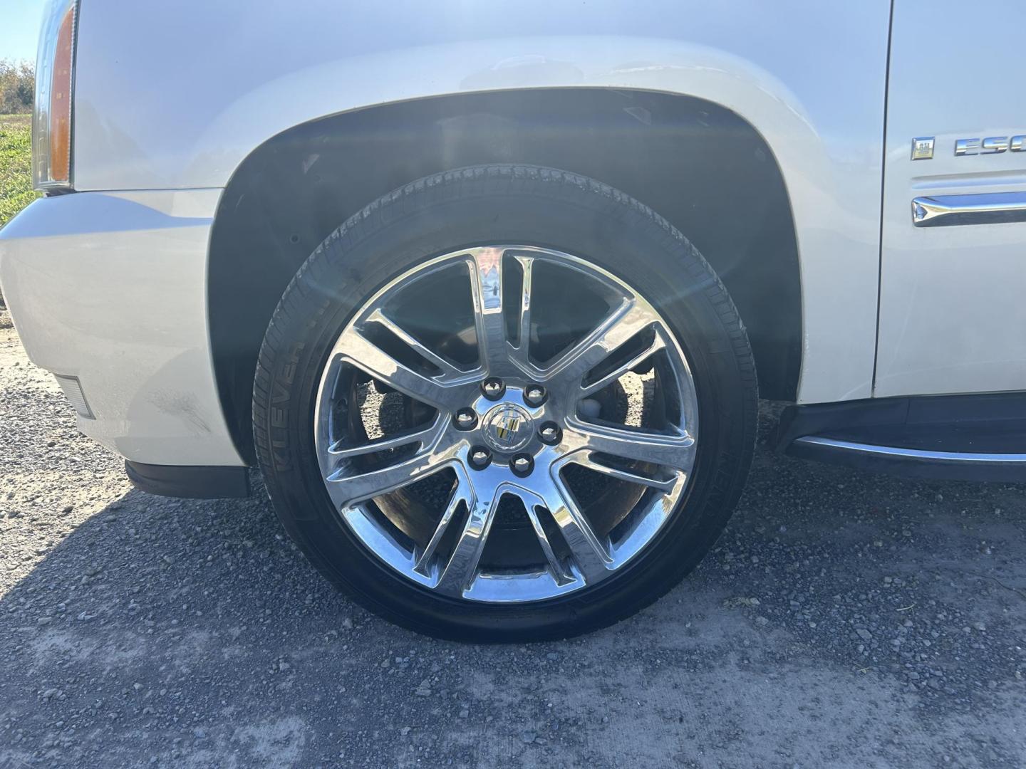 2009 WHITE /Tan Cadillac Escalade EXT Sport Utility Truck (3GYFK22299G) with an 6.2L V8 OHV 16V engine, Automatic transmission, located at 506 S. Kingshighway, Cape Girardeau, MO, 63703, (573) 235-5000, 37.294991, -89.553635 - 2009 Cadillac Escalade EXT Luxury Sport Utility Truck 159xxx miles All Wheel Drive 6.2L V8 Automatic Leather Sunroof Power/Heated/Cooled Seats Heated Steering Wheel Backup Camera Bluetooth Cruise Power Windows/Locks/Mirrors We have financing available and we accept trades! Fill out a cr - Photo#37