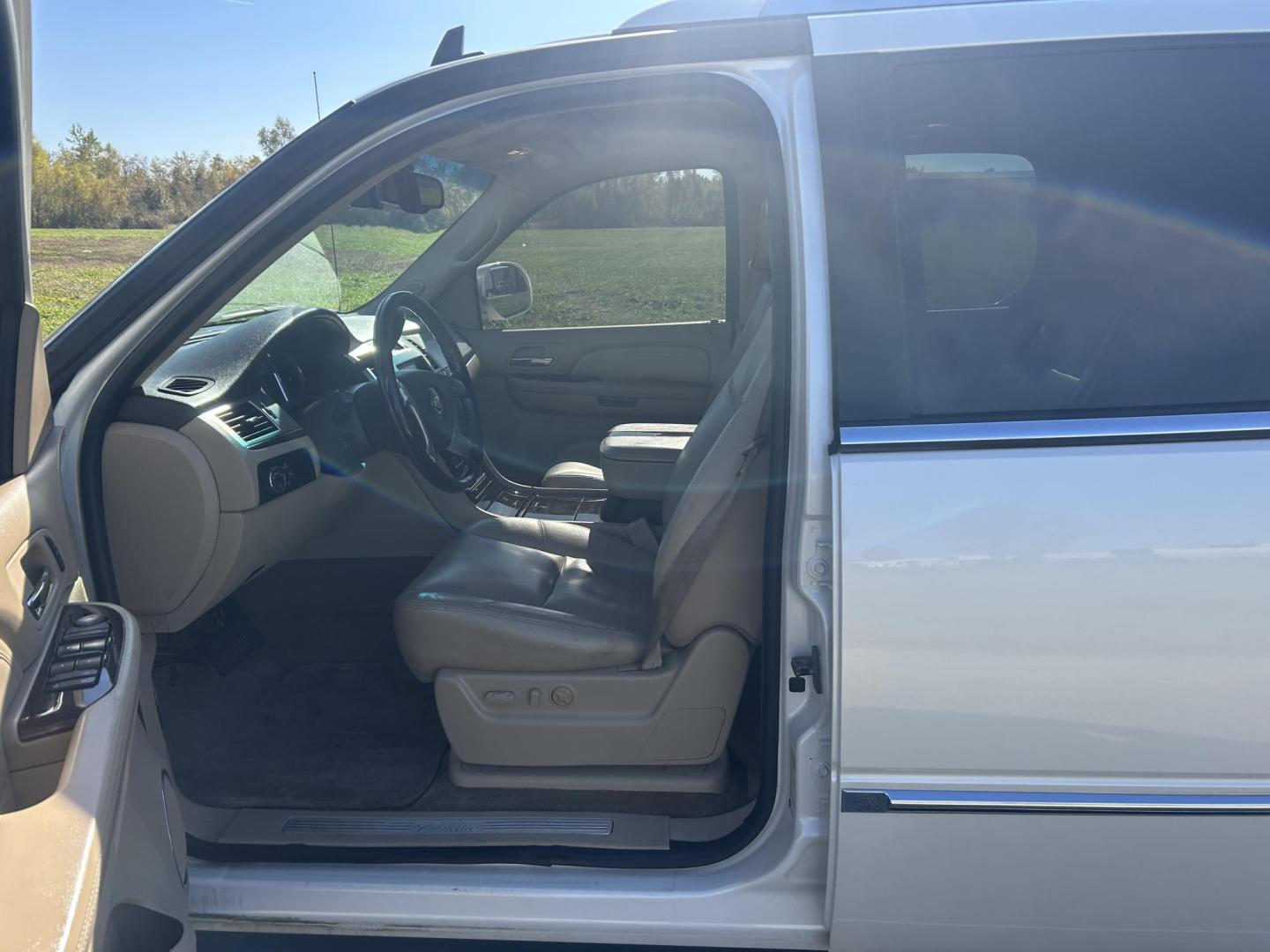 2009 WHITE /Tan Cadillac Escalade EXT Sport Utility Truck (3GYFK22299G) with an 6.2L V8 OHV 16V engine, Automatic transmission, located at 506 S. Kingshighway, Cape Girardeau, MO, 63703, (573) 235-5000, 37.294991, -89.553635 - 2009 Cadillac Escalade EXT Luxury Sport Utility Truck 159xxx miles All Wheel Drive 6.2L V8 Automatic Leather Sunroof Power/Heated/Cooled Seats Heated Steering Wheel Backup Camera Bluetooth Cruise Power Windows/Locks/Mirrors We have financing available and we accept trades! Fill out a cr - Photo#13