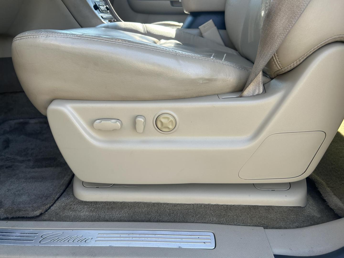 2009 WHITE /Tan Cadillac Escalade EXT Sport Utility Truck (3GYFK22299G) with an 6.2L V8 OHV 16V engine, Automatic transmission, located at 506 S. Kingshighway, Cape Girardeau, MO, 63703, (573) 235-5000, 37.294991, -89.553635 - 2009 Cadillac Escalade EXT Luxury Sport Utility Truck 159xxx miles All Wheel Drive 6.2L V8 Automatic Leather Sunroof Power/Heated/Cooled Seats Heated Steering Wheel Backup Camera Bluetooth Cruise Power Windows/Locks/Mirrors We have financing available and we accept trades! Fill out a cr - Photo#2