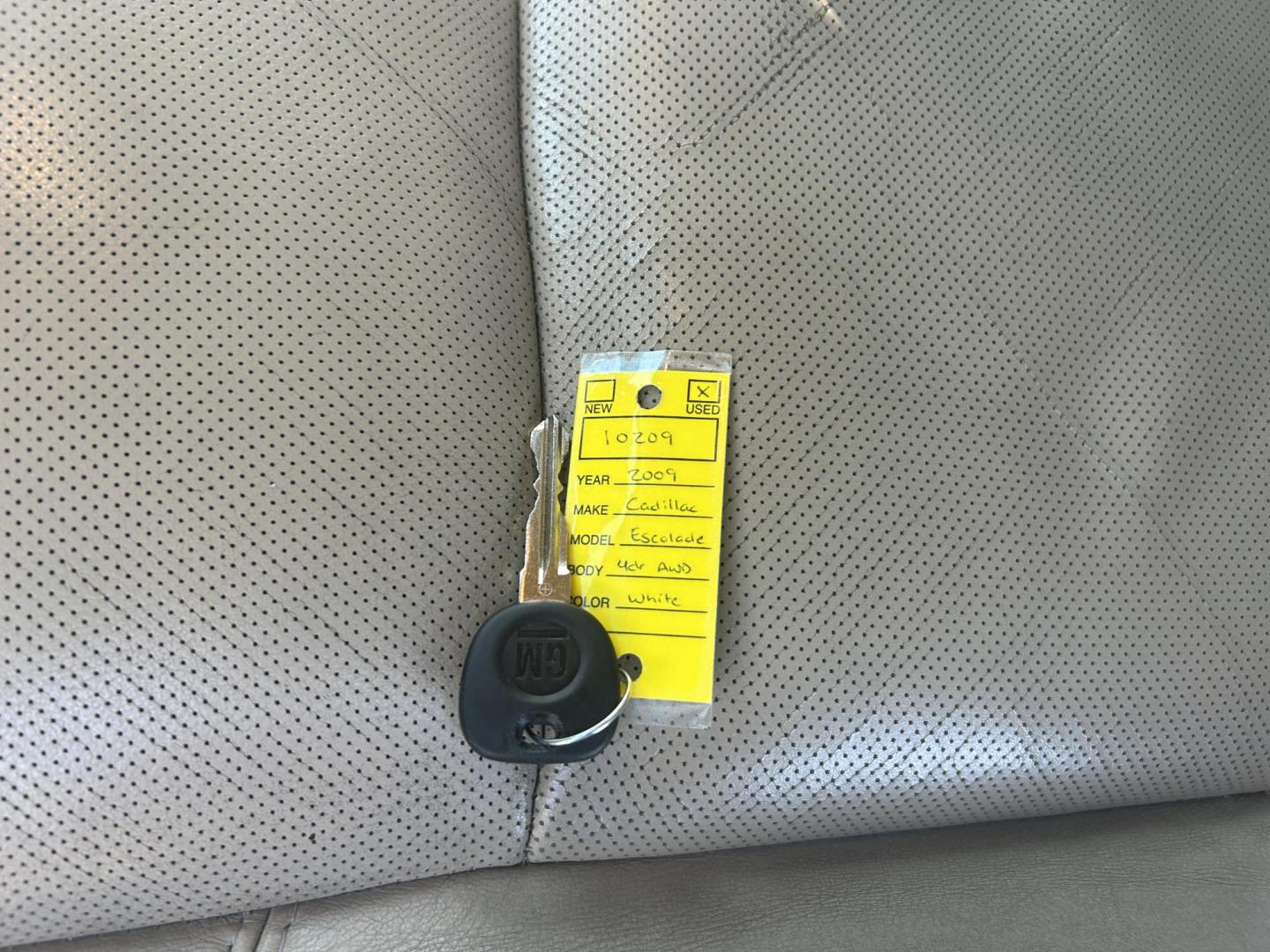 2009 WHITE /Tan Cadillac Escalade EXT Sport Utility Truck (3GYFK22299G) with an 6.2L V8 OHV 16V engine, Automatic transmission, located at 506 S. Kingshighway, Cape Girardeau, MO, 63703, (573) 235-5000, 37.294991, -89.553635 - 2009 Cadillac Escalade EXT Luxury Sport Utility Truck 159xxx miles All Wheel Drive 6.2L V8 Automatic Leather Sunroof Power/Heated/Cooled Seats Heated Steering Wheel Backup Camera Bluetooth Cruise Power Windows/Locks/Mirrors We have financing available and we accept trades! Fill out a cr - Photo#3