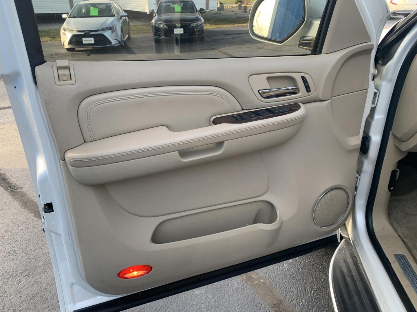 2009 WHITE /Tan Cadillac Escalade EXT Sport Utility Truck (3GYFK22299G) with an 6.2L V8 OHV 16V engine, Automatic transmission, located at 506 S. Kingshighway, Cape Girardeau, MO, 63703, (573) 235-5000, 37.294991, -89.553635 - 2009 Cadillac Escalade EXT Luxury Sport Utility Truck 159xxx miles All Wheel Drive 6.2L V8 Automatic Leather Sunroof Power/Heated/Cooled Seats Heated Steering Wheel Backup Camera Bluetooth Cruise Power Windows/Locks/Mirrors We have financing available and we accept trades! Fill out a cr - Photo#12