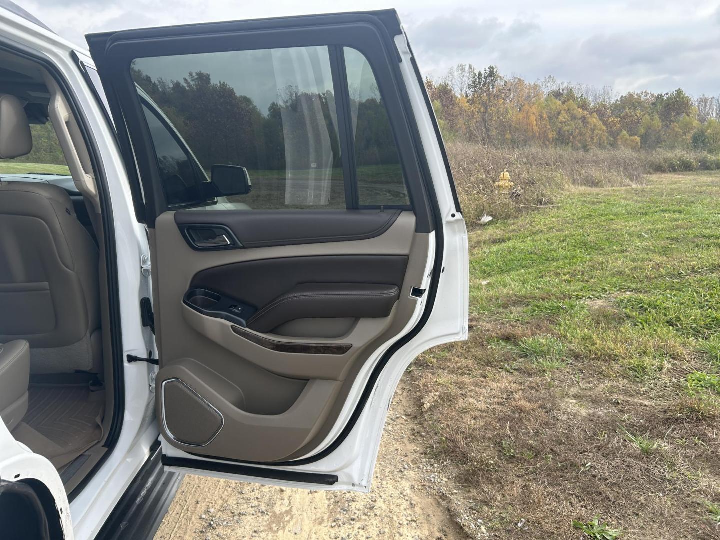 2015 WHITE /Black Chevrolet Tahoe LT 4WD (1GNSKBKC7FR) with an 5.3L V8 OHV 16V engine, Automatic transmission, located at 506 S. Kingshighway, Cape Girardeau, MO, 63703, (573) 235-5000, 37.294991, -89.553635 - 2015 Chevrolet Tahoe 1500 LT 145xxx miles 4 Wheel Drive 5.3L V8 Automatic Leather 3rd Row Rear Entertainment Backup Camera Power/Heated Seats Sunroof Remote Start Cruise Power Windows/Locks/Mirrors We have financing available and we accept trades! Fill out a credit application on our w - Photo#18