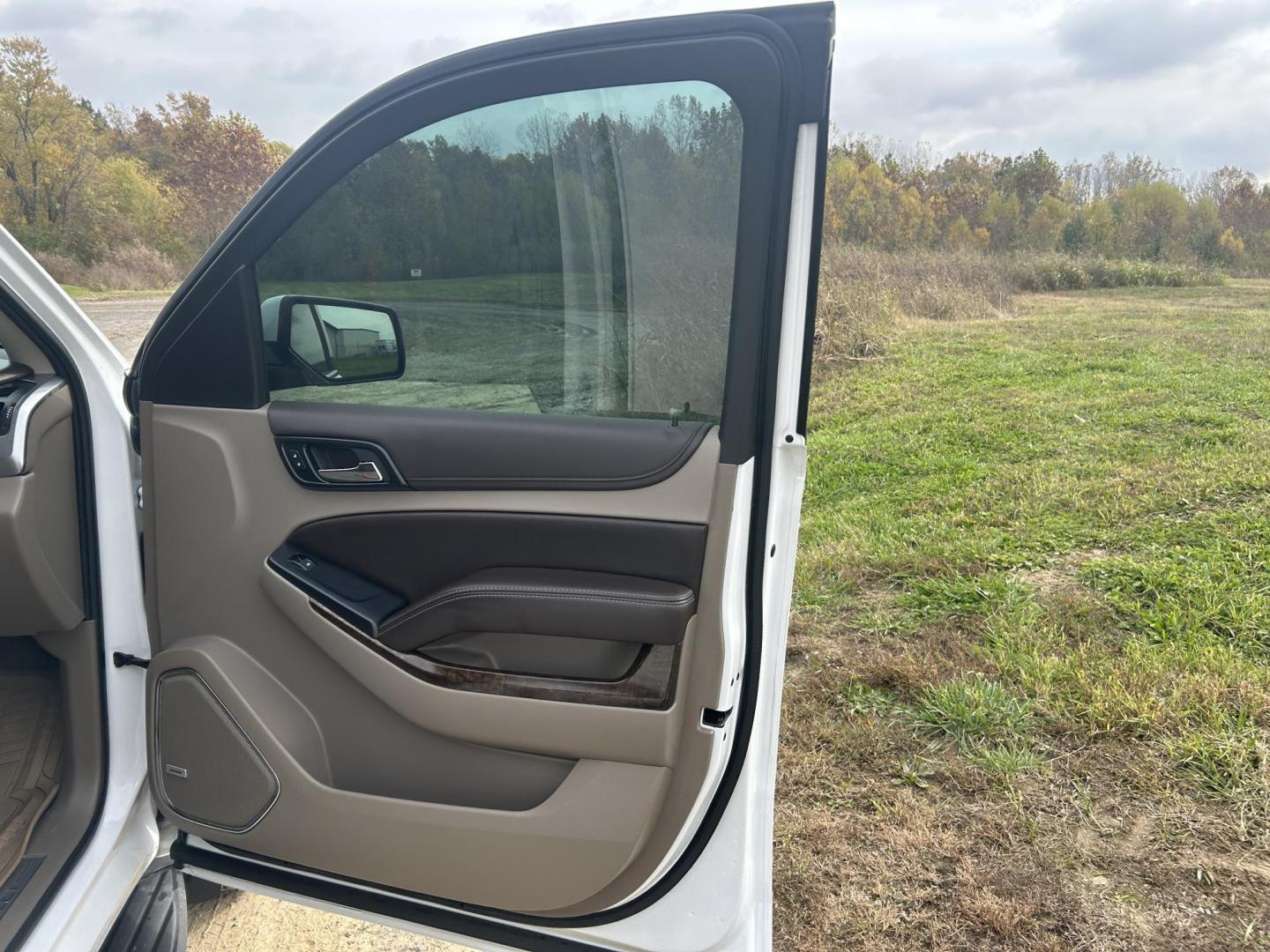 2015 WHITE /Black Chevrolet Tahoe LT 4WD (1GNSKBKC7FR) with an 5.3L V8 OHV 16V engine, Automatic transmission, located at 506 S. Kingshighway, Cape Girardeau, MO, 63703, (573) 235-5000, 37.294991, -89.553635 - 2015 Chevrolet Tahoe 1500 LT 145xxx miles 4 Wheel Drive 5.3L V8 Automatic Leather 3rd Row Rear Entertainment Backup Camera Power/Heated Seats Sunroof Remote Start Cruise Power Windows/Locks/Mirrors We have financing available and we accept trades! Fill out a credit application on our w - Photo#16