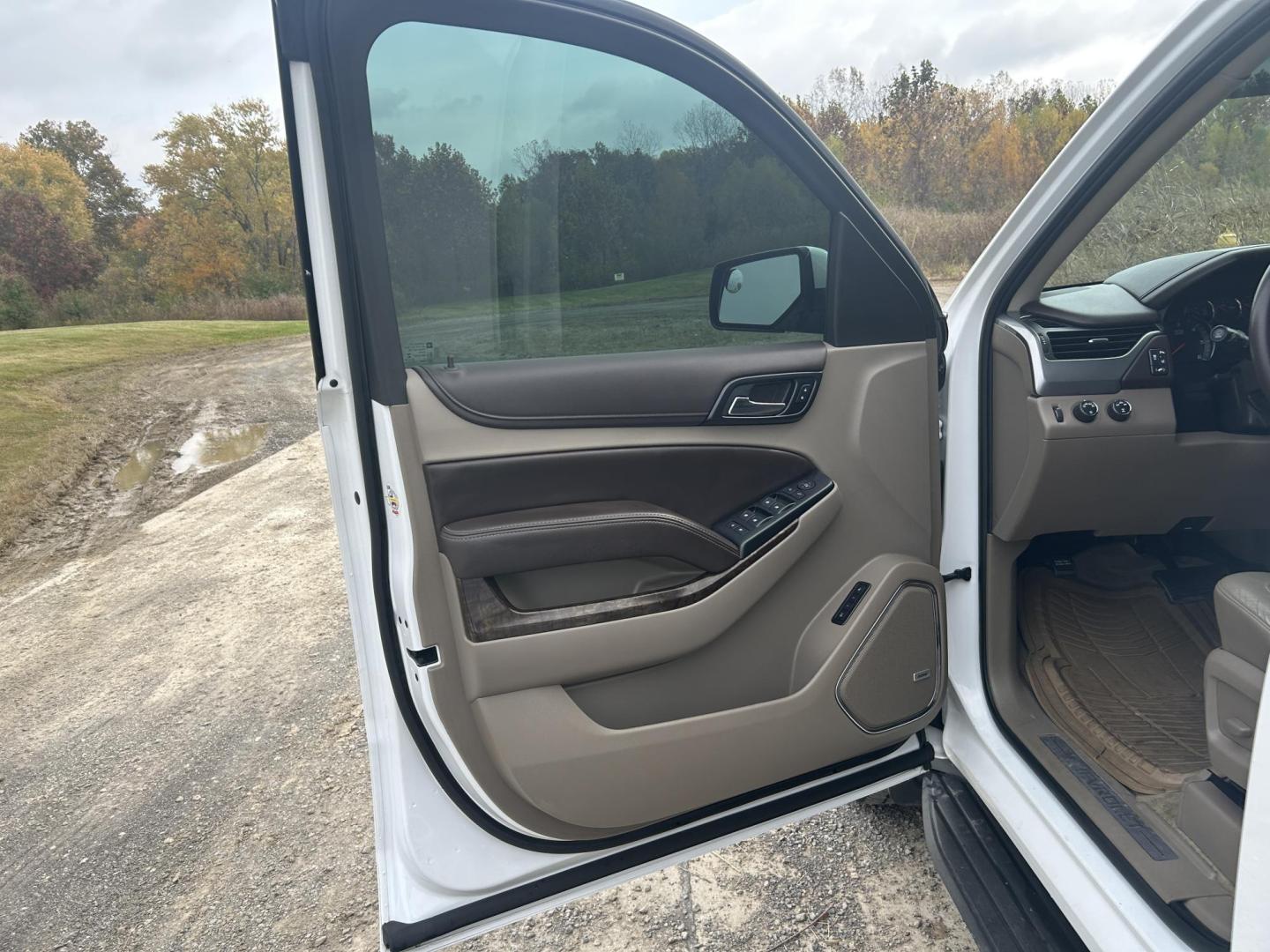 2015 WHITE /Black Chevrolet Tahoe LT 4WD (1GNSKBKC7FR) with an 5.3L V8 OHV 16V engine, Automatic transmission, located at 506 S. Kingshighway, Cape Girardeau, MO, 63703, (573) 235-5000, 37.294991, -89.553635 - 2015 Chevrolet Tahoe 1500 LT 145xxx miles 4 Wheel Drive 5.3L V8 Automatic Leather 3rd Row Rear Entertainment Backup Camera Power/Heated Seats Sunroof Remote Start Cruise Power Windows/Locks/Mirrors We have financing available and we accept trades! Fill out a credit application on our w - Photo#13