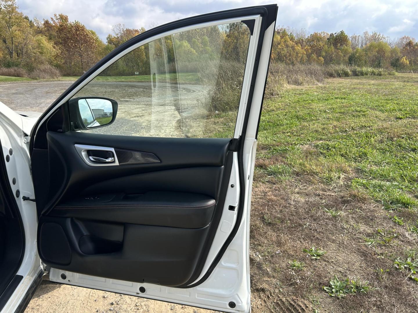 2019 WHITE /Black Nissan Pathfinder Platinum 2WD (5N1DR2MN2KC) with an 3.5L V6 DOHC 24V engine, CVT transmission, located at 506 S. Kingshighway, Cape Girardeau, MO, 63703, (573) 235-5000, 37.294991, -89.553635 - 2019 Nissan SV Rock Creek Edition Only 57xxx miles Front Wheel Drive 3.5L V6 Automatic Leather 3rd Row Navigation Rear Entertainment Power/Heated/Cooled Seats Heated Rear Seats Heated Steering Wheel Backup Camera Sunroof Bluetooth Remote Start Cruise Power Windows/Locks/Mirrors We - Photo#13