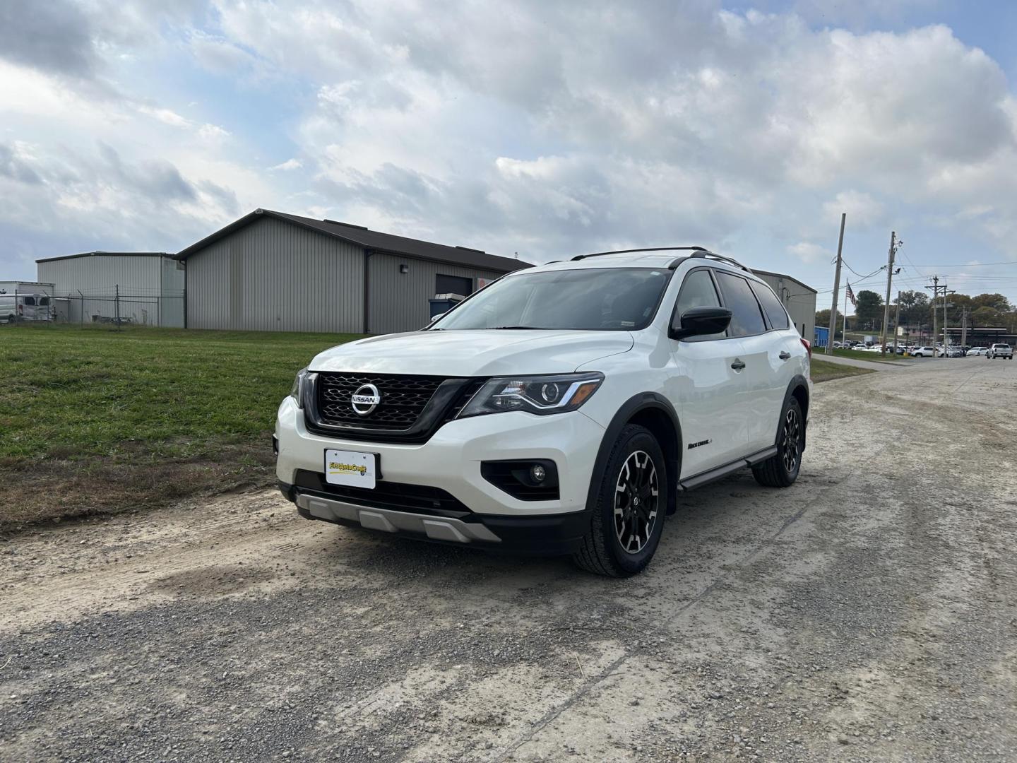 2019 WHITE /Black Nissan Pathfinder Platinum 2WD (5N1DR2MN2KC) with an 3.5L V6 DOHC 24V engine, CVT transmission, located at 506 S. Kingshighway, Cape Girardeau, MO, 63703, (573) 235-5000, 37.294991, -89.553635 - 2019 Nissan SV Rock Creek Edition Only 57xxx miles Front Wheel Drive 3.5L V6 Automatic Leather 3rd Row Navigation Rear Entertainment Power/Heated/Cooled Seats Heated Rear Seats Heated Steering Wheel Backup Camera Sunroof Bluetooth Remote Start Cruise Power Windows/Locks/Mirrors We - Photo#5