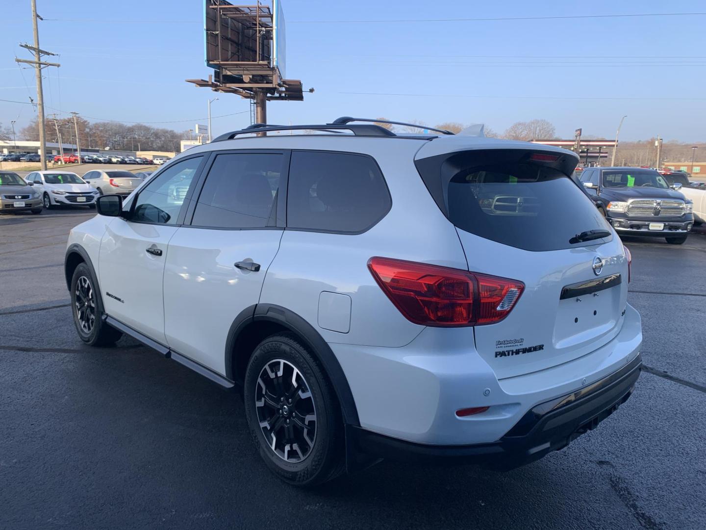 2019 WHITE /Black Nissan Pathfinder Platinum 2WD (5N1DR2MN2KC) with an 3.5L V6 DOHC 24V engine, CVT transmission, located at 506 S. Kingshighway, Cape Girardeau, MO, 63703, (573) 235-5000, 37.294991, -89.553635 - 2019 Nissan SV Rock Creek Edition Only 57xxx miles Front Wheel Drive 3.5L V6 Automatic Leather 3rd Row Navigation Rear Entertainment Power/Heated/Cooled Seats Heated Rear Seats Heated Steering Wheel Backup Camera Sunroof Bluetooth Remote Start Cruise Power Windows/Locks/Mirrors We - Photo#4