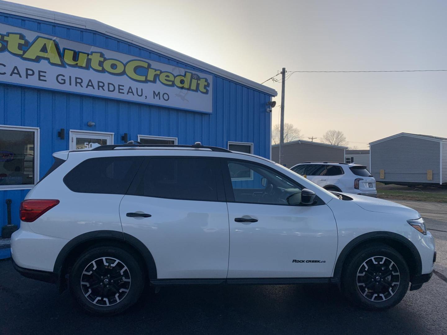 2019 WHITE /Black Nissan Pathfinder Platinum 2WD (5N1DR2MN2KC) with an 3.5L V6 DOHC 24V engine, CVT transmission, located at 506 S. Kingshighway, Cape Girardeau, MO, 63703, (573) 235-5000, 37.294991, -89.553635 - 2019 Nissan SV Rock Creek Edition Only 57xxx miles Front Wheel Drive 3.5L V6 Automatic Leather 3rd Row Navigation Rear Entertainment Power/Heated/Cooled Seats Heated Rear Seats Heated Steering Wheel Backup Camera Sunroof Bluetooth Remote Start Cruise Power Windows/Locks/Mirrors We - Photo#7