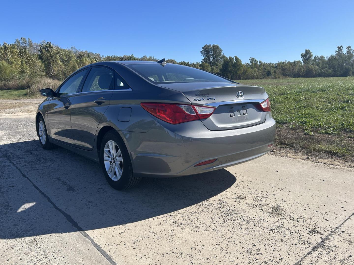 2013 GRAY /Gray Hyundai Sonata GLS (5NPEB4AC2DH) with an 2.4L L4 DOHC 16V engine, Automatic transmission, located at 506 S. Kingshighway, Cape Girardeau, MO, 63703, (573) 235-5000, 37.294991, -89.553635 - 2013 Hyundai Sonata GLS 126xxx miles Front Wheel Drive 2.4L 4 Cyl. Automatic Cruise Bluetooth Power Windows/Locks/Mirrors We have financing available and we accept trades! Fill out a credit application on our website or come by today! If you have any questions, give us a call at (573) 235-5 - Photo#7
