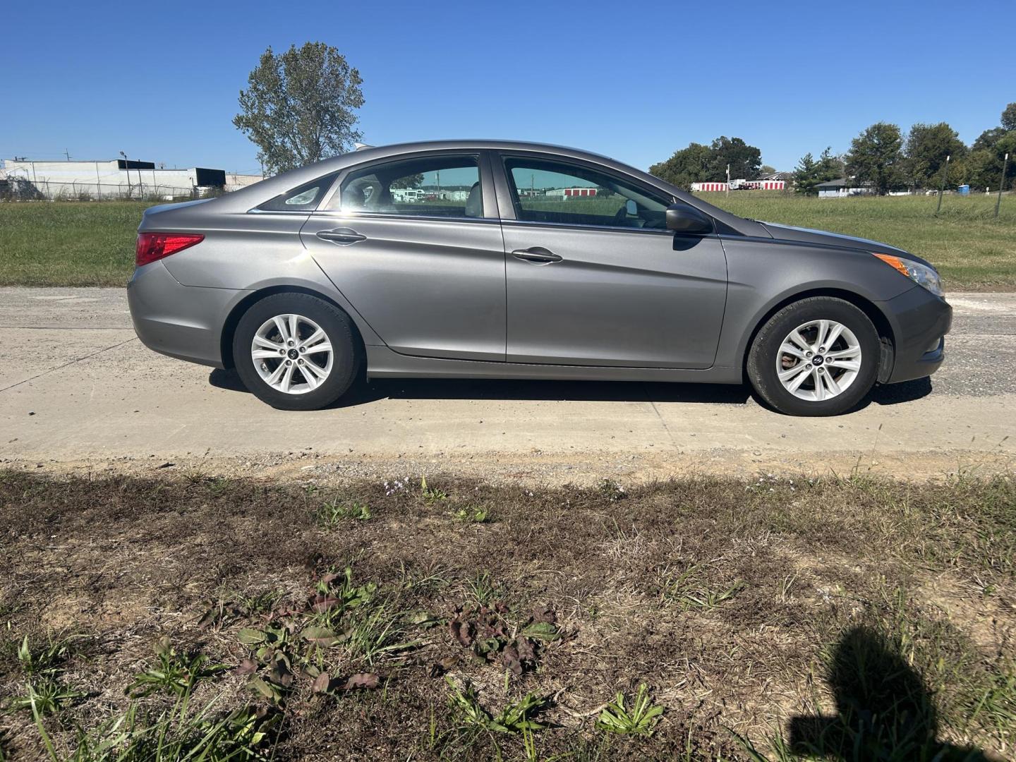 2013 GRAY /Gray Hyundai Sonata GLS (5NPEB4AC2DH) with an 2.4L L4 DOHC 16V engine, Automatic transmission, located at 506 S. Kingshighway, Cape Girardeau, MO, 63703, (573) 235-5000, 37.294991, -89.553635 - 2013 Hyundai Sonata GLS 126xxx miles Front Wheel Drive 2.4L 4 Cyl. Automatic Cruise Bluetooth Power Windows/Locks/Mirrors We have financing available and we accept trades! Fill out a credit application on our website or come by today! If you have any questions, give us a call at (573) 235-5 - Photo#10