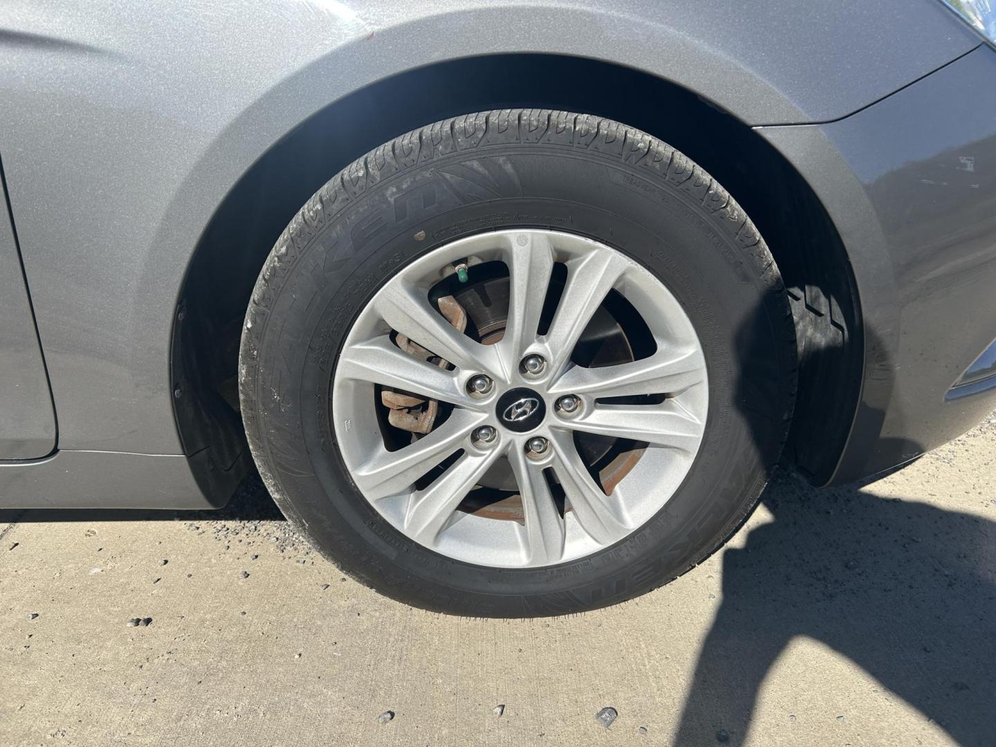 2013 GRAY /Gray Hyundai Sonata GLS (5NPEB4AC2DH) with an 2.4L L4 DOHC 16V engine, Automatic transmission, located at 506 S. Kingshighway, Cape Girardeau, MO, 63703, (573) 235-5000, 37.294991, -89.553635 - 2013 Hyundai Sonata GLS 126xxx miles Front Wheel Drive 2.4L 4 Cyl. Automatic Cruise Bluetooth Power Windows/Locks/Mirrors We have financing available and we accept trades! Fill out a credit application on our website or come by today! If you have any questions, give us a call at (573) 235-5 - Photo#38