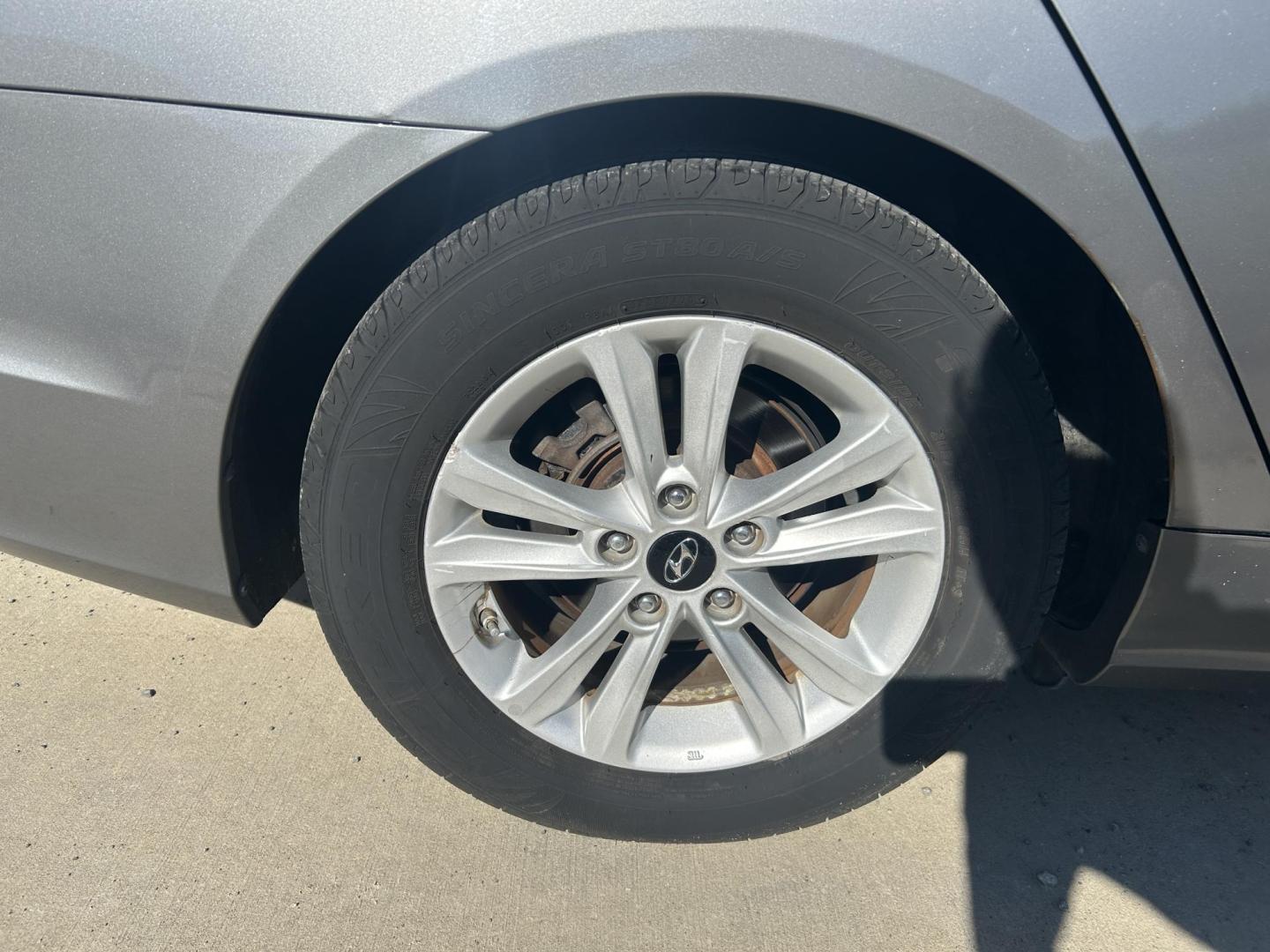 2013 GRAY /Gray Hyundai Sonata GLS (5NPEB4AC2DH) with an 2.4L L4 DOHC 16V engine, Automatic transmission, located at 506 S. Kingshighway, Cape Girardeau, MO, 63703, (573) 235-5000, 37.294991, -89.553635 - 2013 Hyundai Sonata GLS 126xxx miles Front Wheel Drive 2.4L 4 Cyl. Automatic Cruise Bluetooth Power Windows/Locks/Mirrors We have financing available and we accept trades! Fill out a credit application on our website or come by today! If you have any questions, give us a call at (573) 235-5 - Photo#37