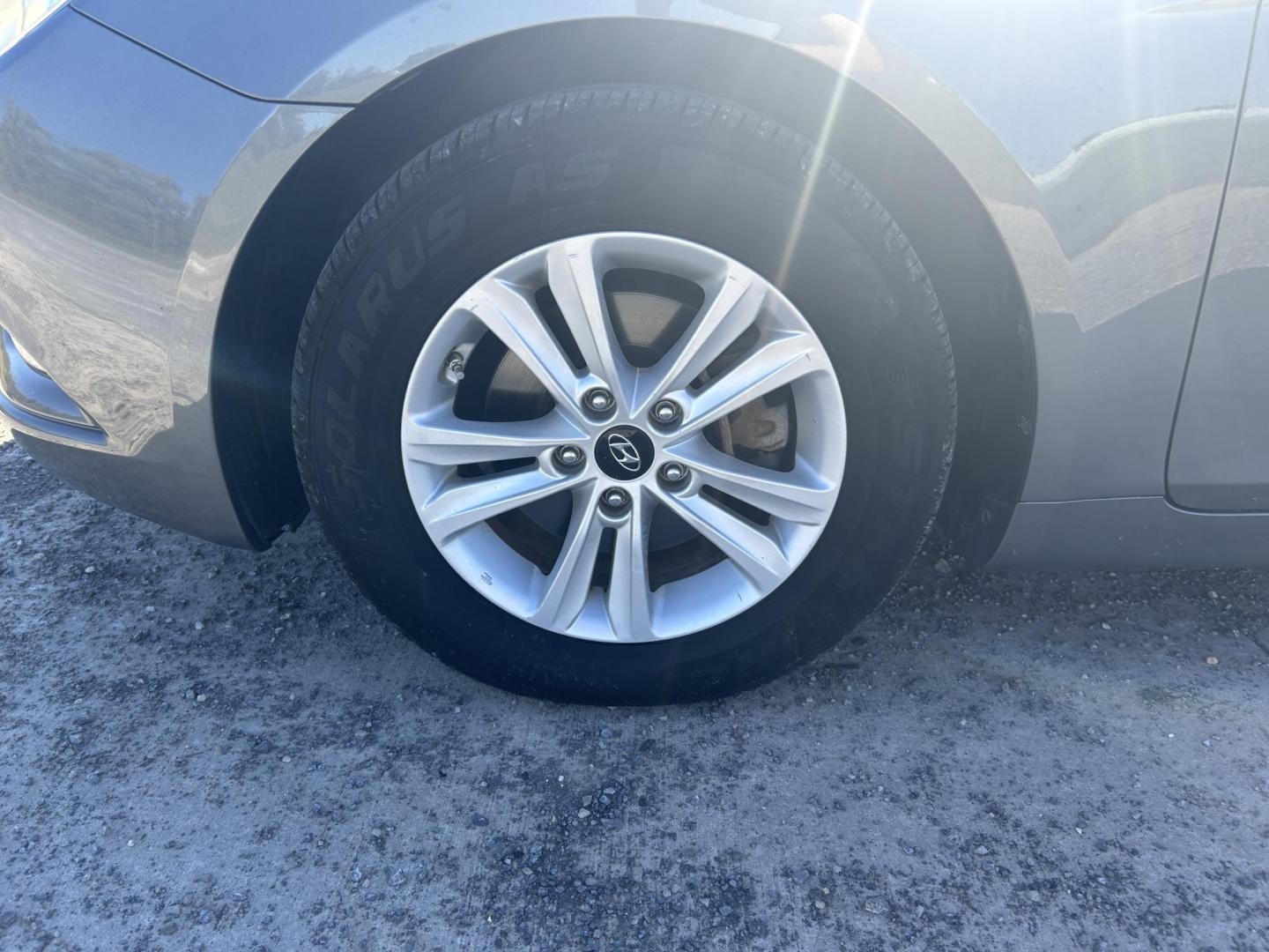 2013 GRAY /Gray Hyundai Sonata GLS (5NPEB4AC2DH) with an 2.4L L4 DOHC 16V engine, Automatic transmission, located at 506 S. Kingshighway, Cape Girardeau, MO, 63703, (573) 235-5000, 37.294991, -89.553635 - 2013 Hyundai Sonata GLS 126xxx miles Front Wheel Drive 2.4L 4 Cyl. Automatic Cruise Bluetooth Power Windows/Locks/Mirrors We have financing available and we accept trades! Fill out a credit application on our website or come by today! If you have any questions, give us a call at (573) 235-5 - Photo#35